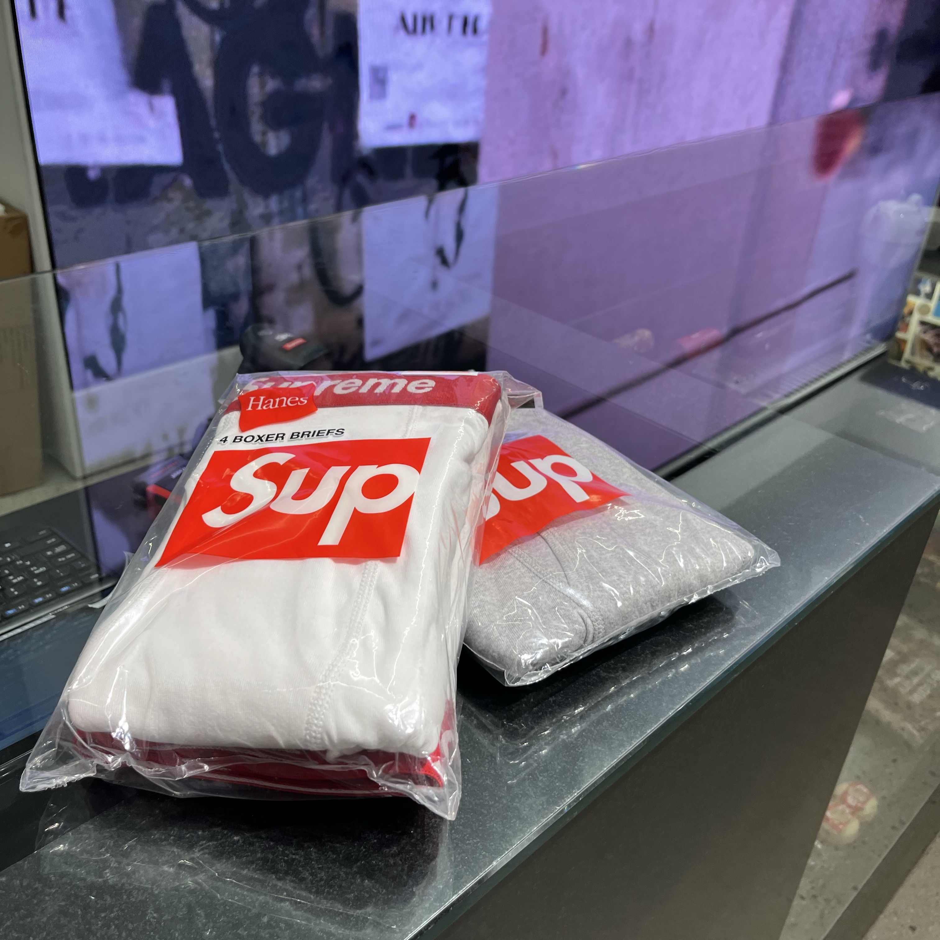 Supreme Hanes Boxer Briefs White (4 Pack) 착용 스타일