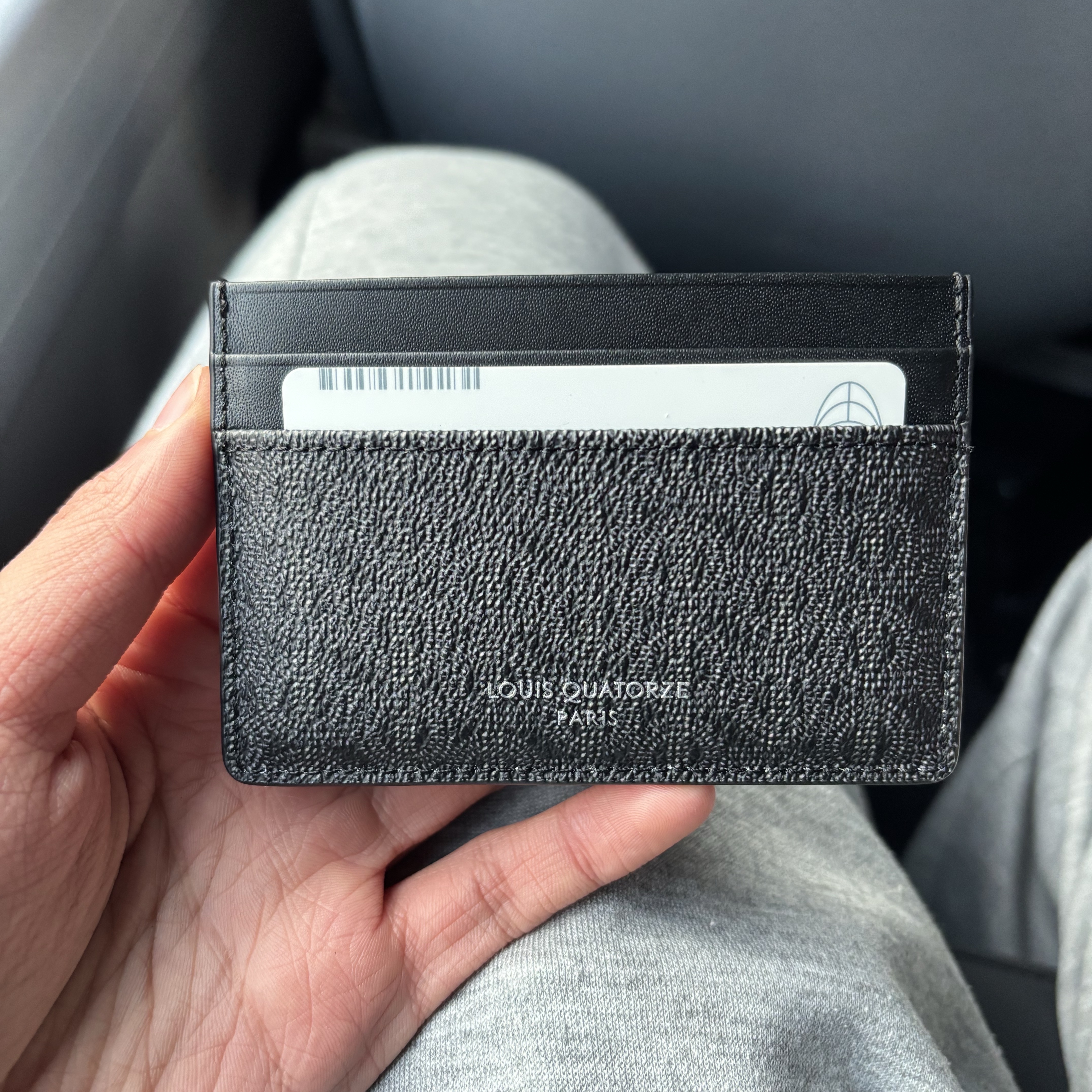 Louis Quatorze New Monogram Cardholder Black 착용 스타일