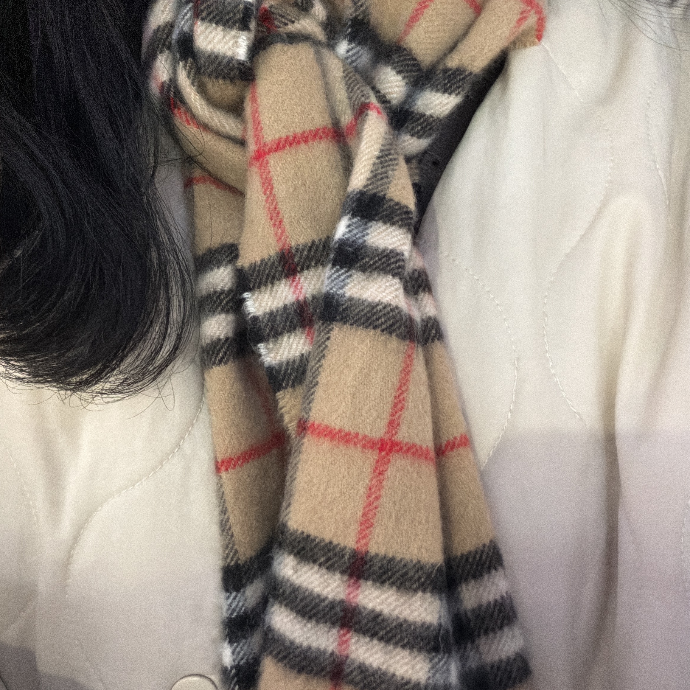 Burberry Mini Classic Vintage Check Cashmere Muffler Archive Beige 착용 스타일