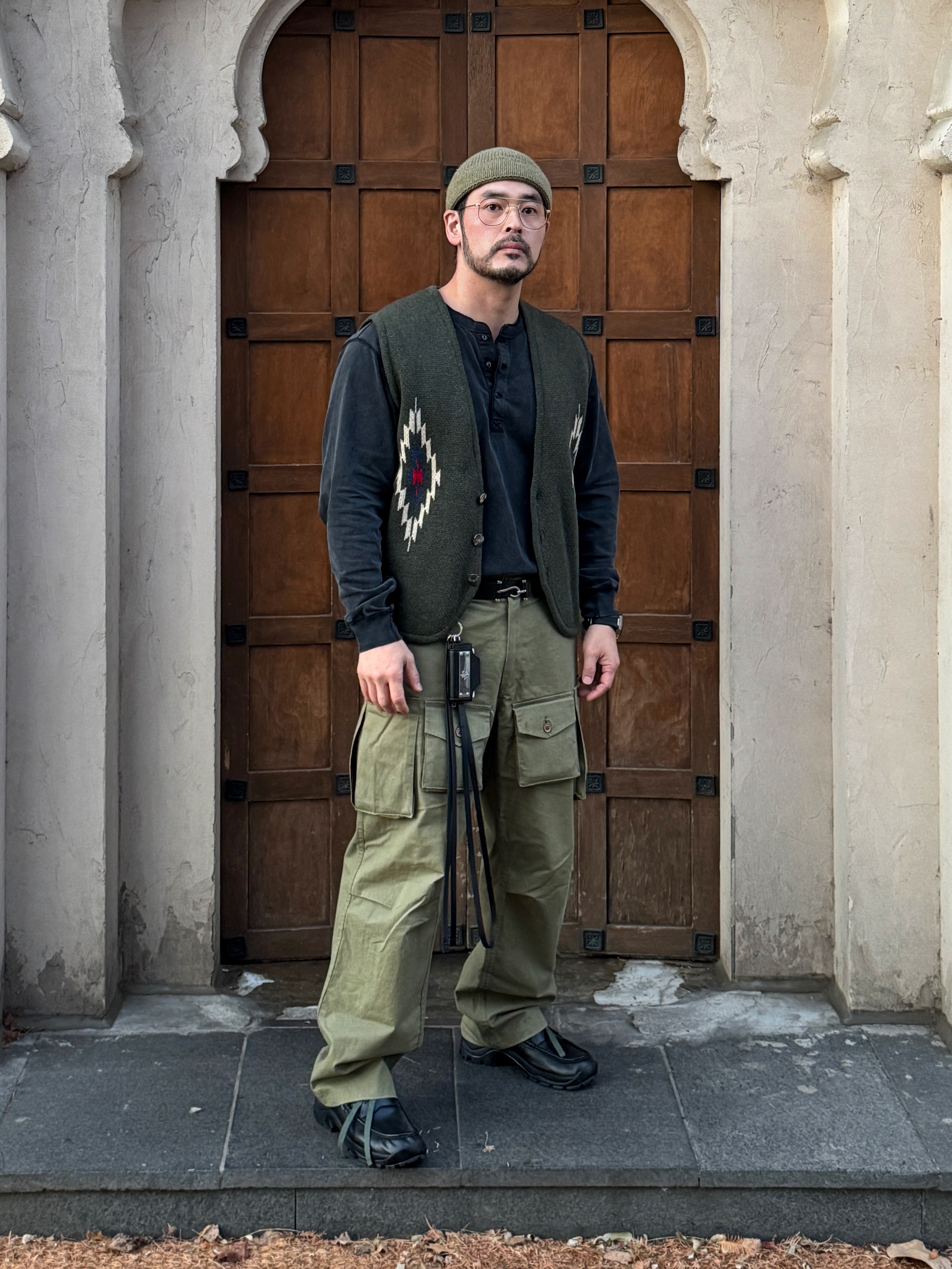 Outstanding Toray Karakoram European Goose Down Parka Olive, Yase Mud Horsehide Derby Black 착용 스타일 - 3