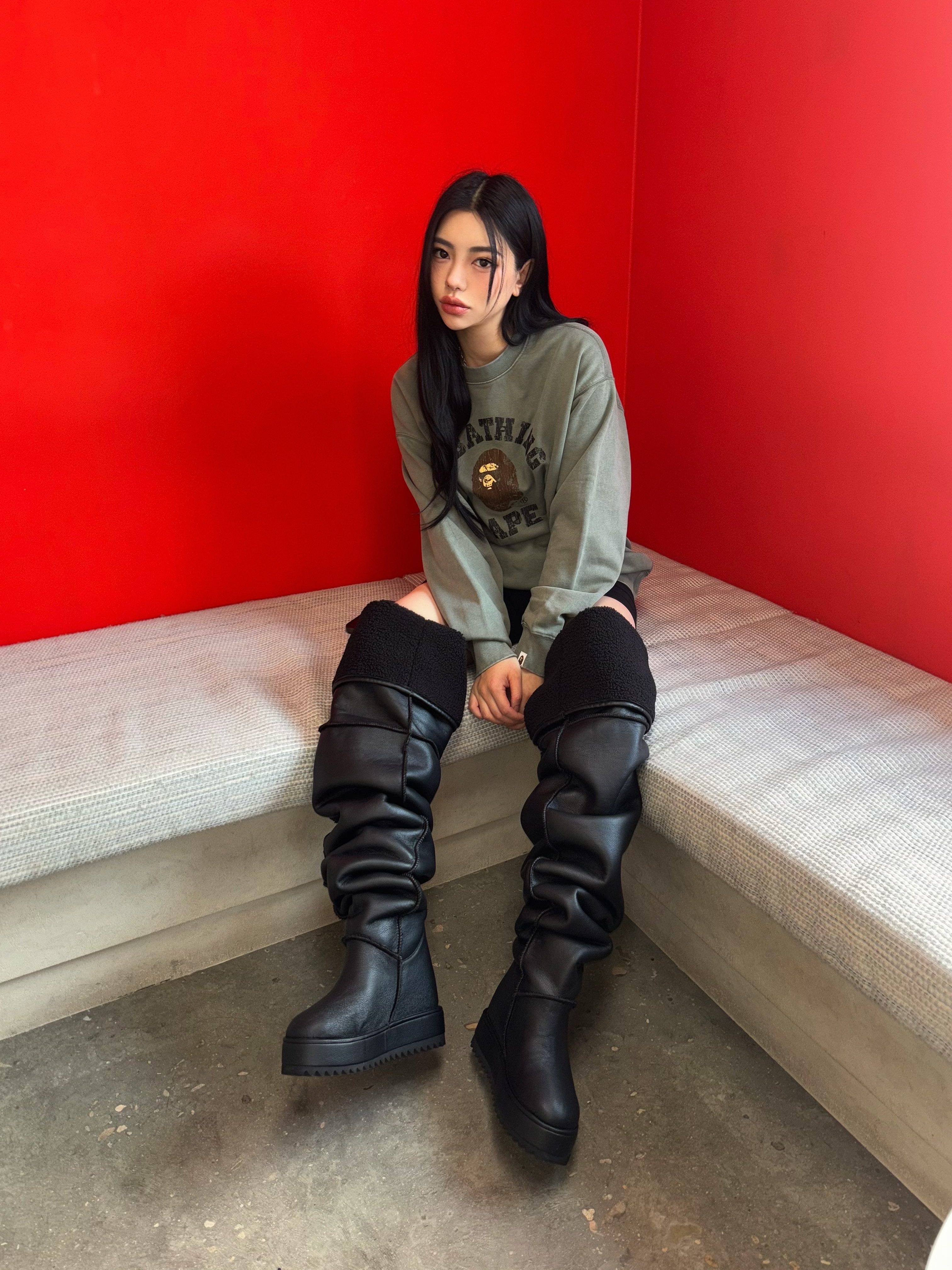 BAPE Garment Dye College Relaxed Fit Crewneck Sweatshirt Olivedrab 착용 스타일 - 2