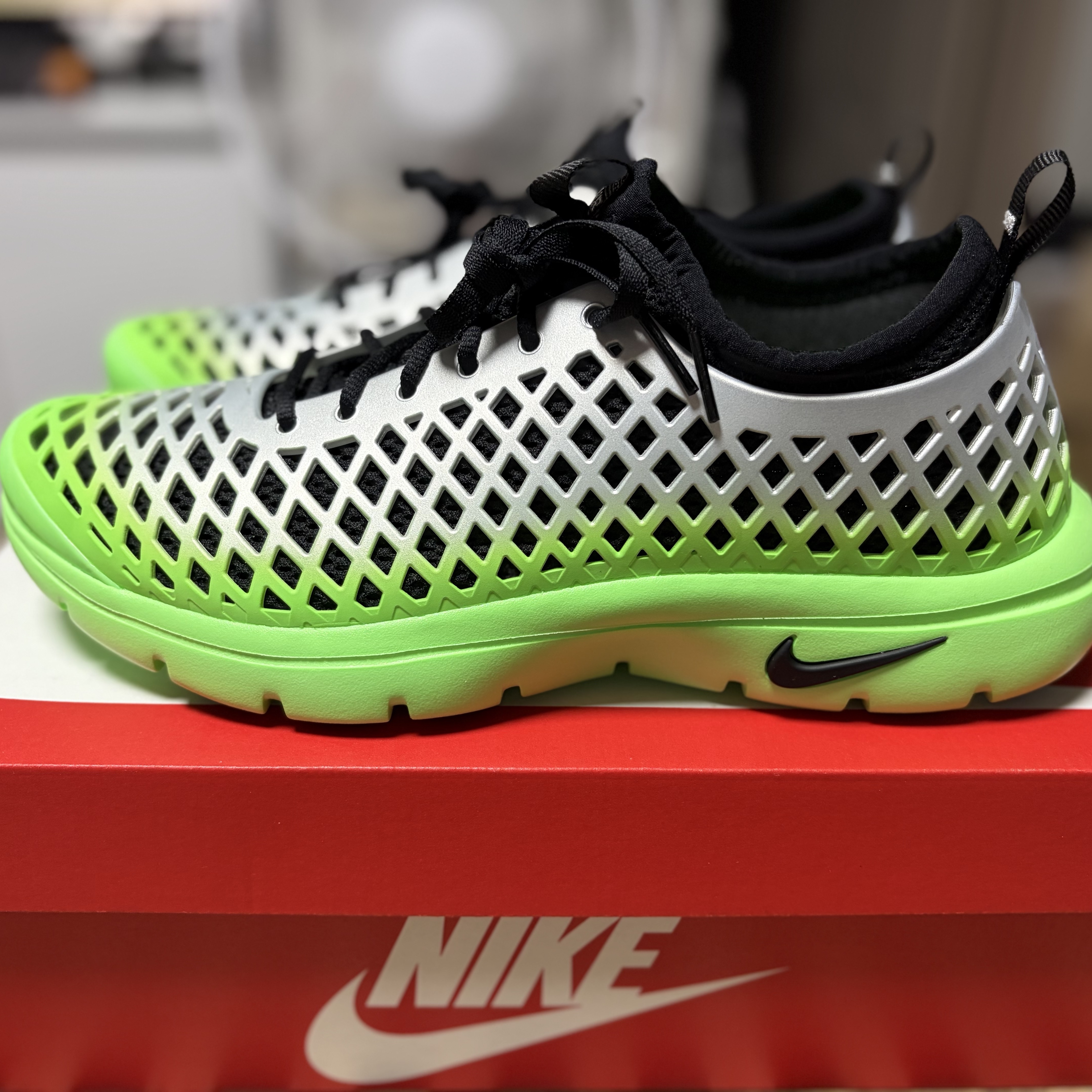 (W) Nike Rejuven8 Run Metallic Silver and Voltage Green 착용 스타일 - 1