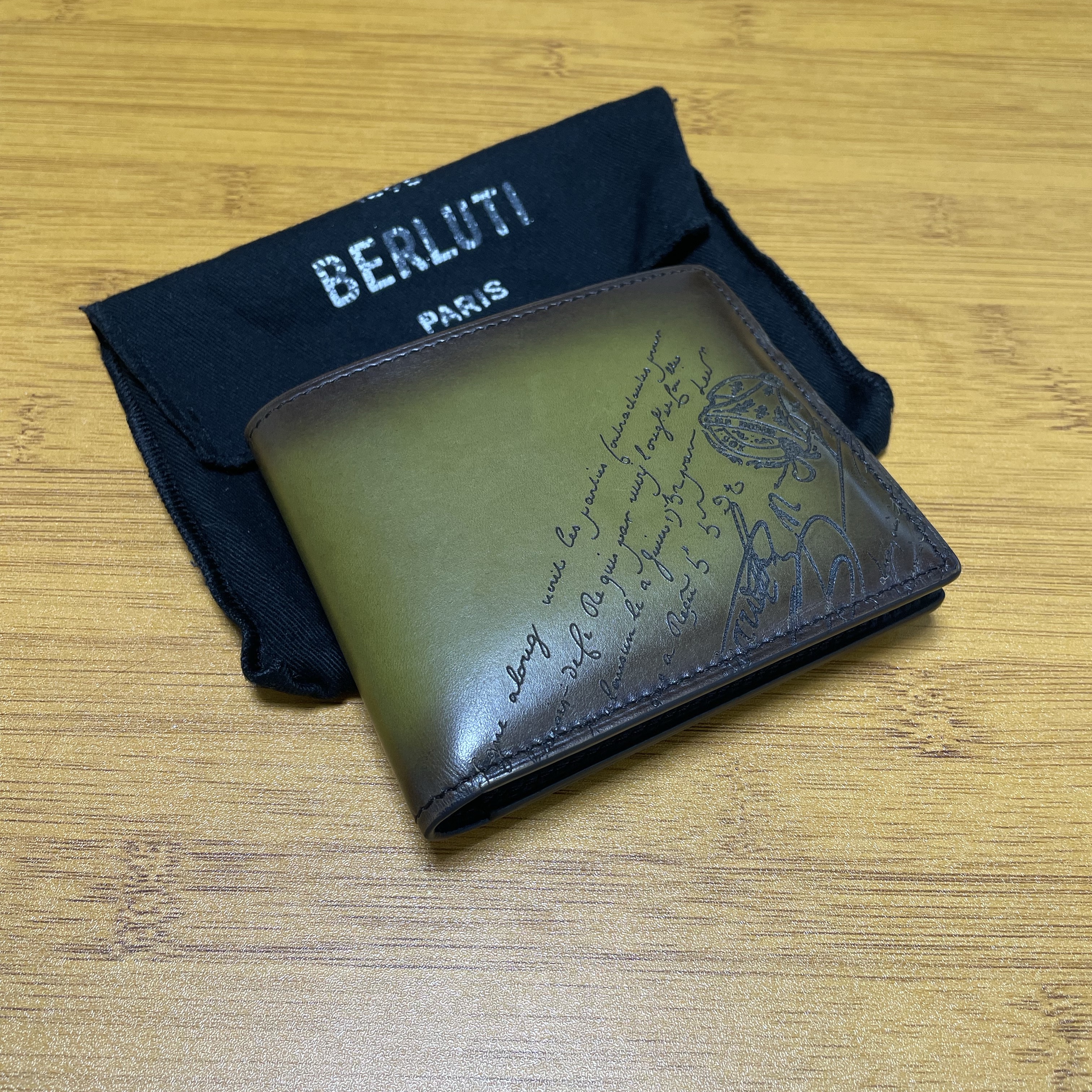 Berluti Makore Scritto Leather Wallet Mimosa 착용 스타일