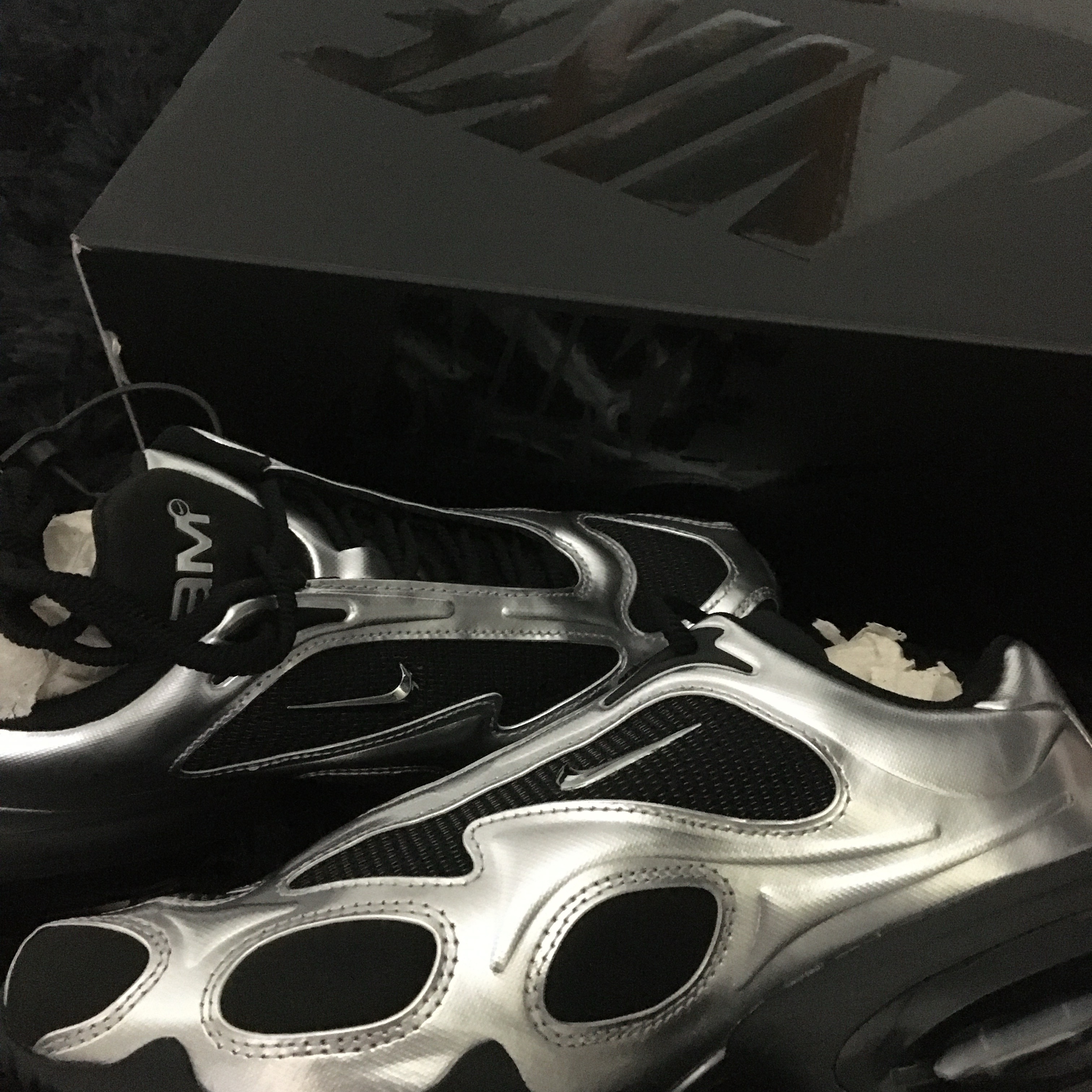 (W) Nike Air Max Muse Black and Metallic Silver 착용 스타일