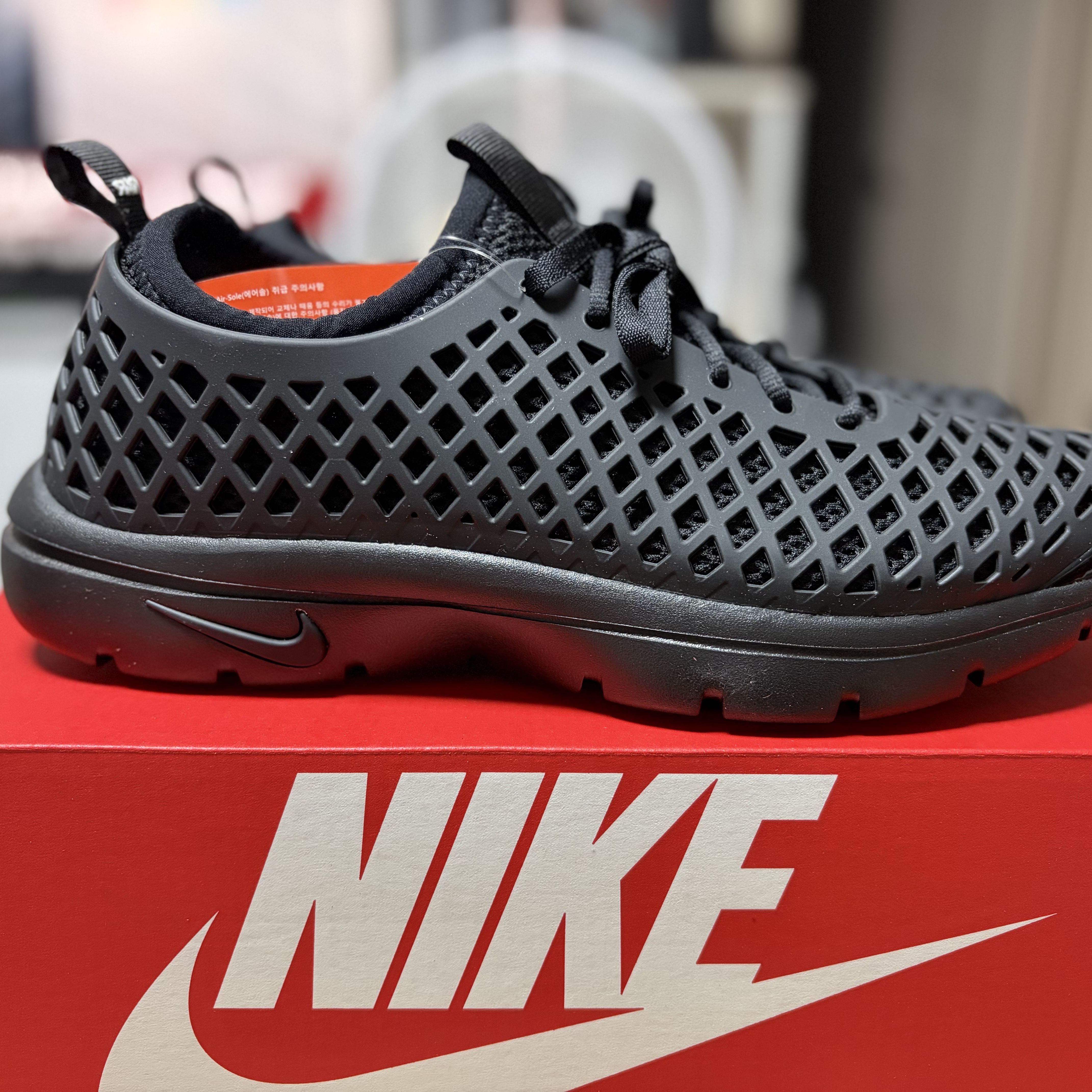 (W) Nike Rejuven8 Run Black 착용 스타일 - 3