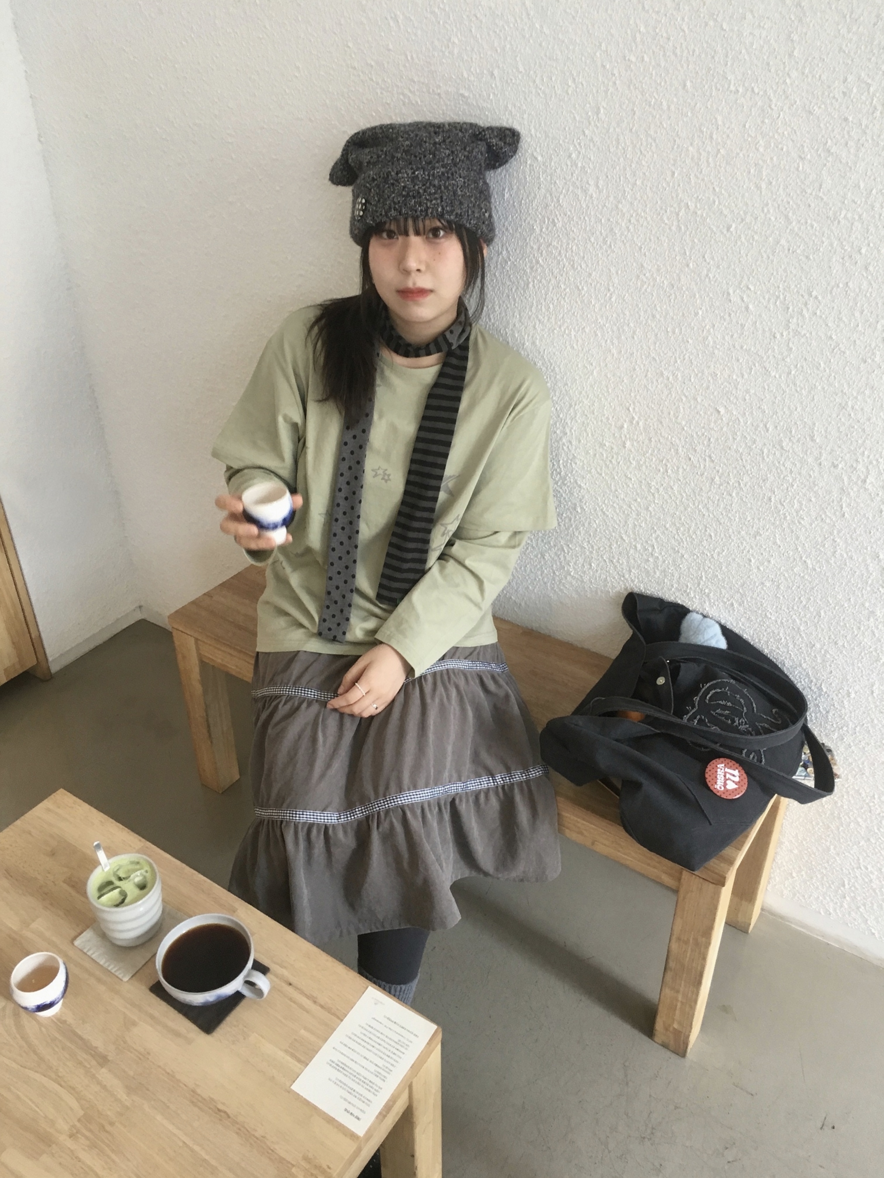 COYSEIO Wide Cat Beanie Grey, AEAE Check Midi Tiered Skirt Brown 착용 스타일 - 2