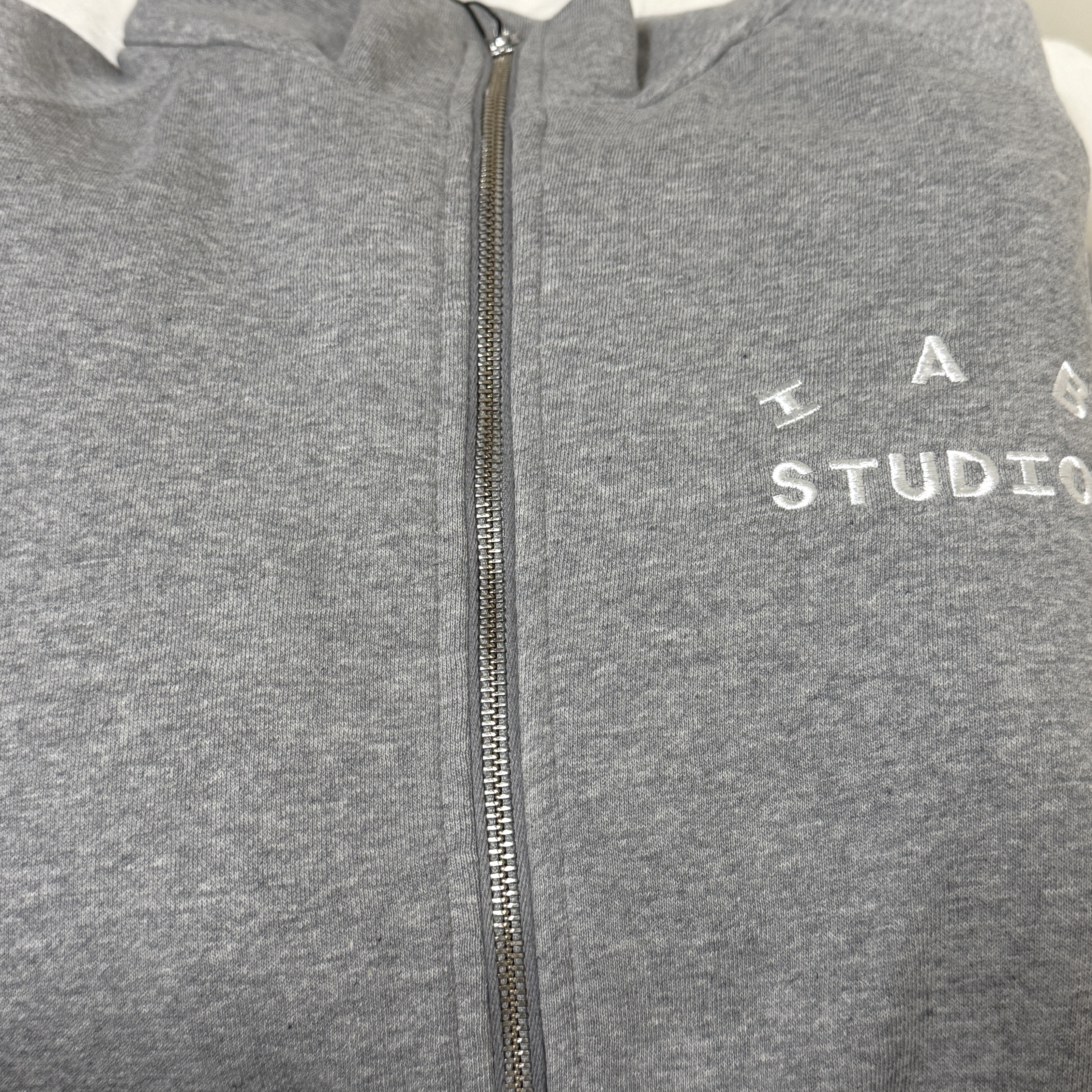 IAB Studio 2Way Full Zip-Up Gray White 착용 스타일