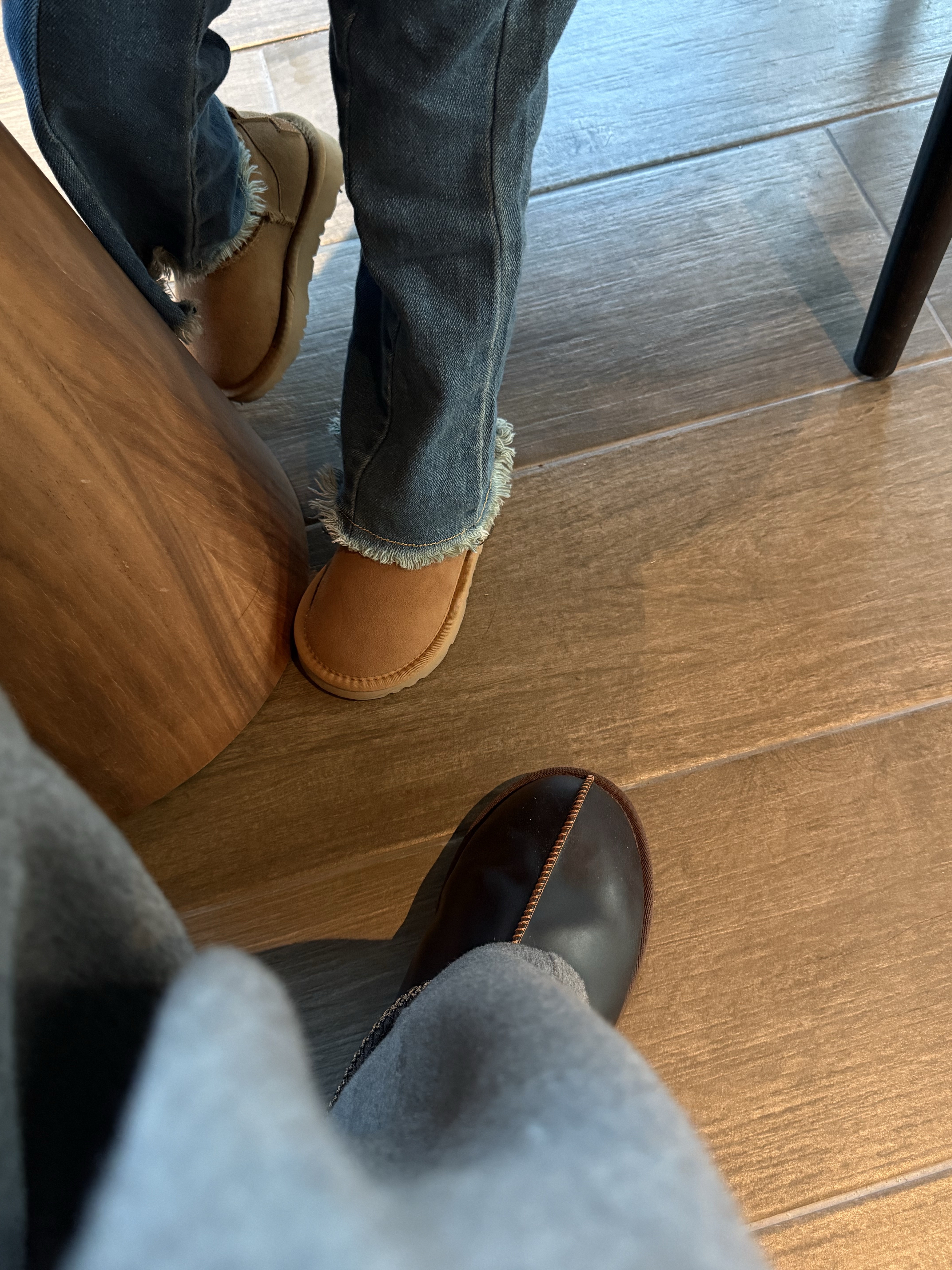 UGG Tasman Leather Regenerate Ironwood 착용 스타일