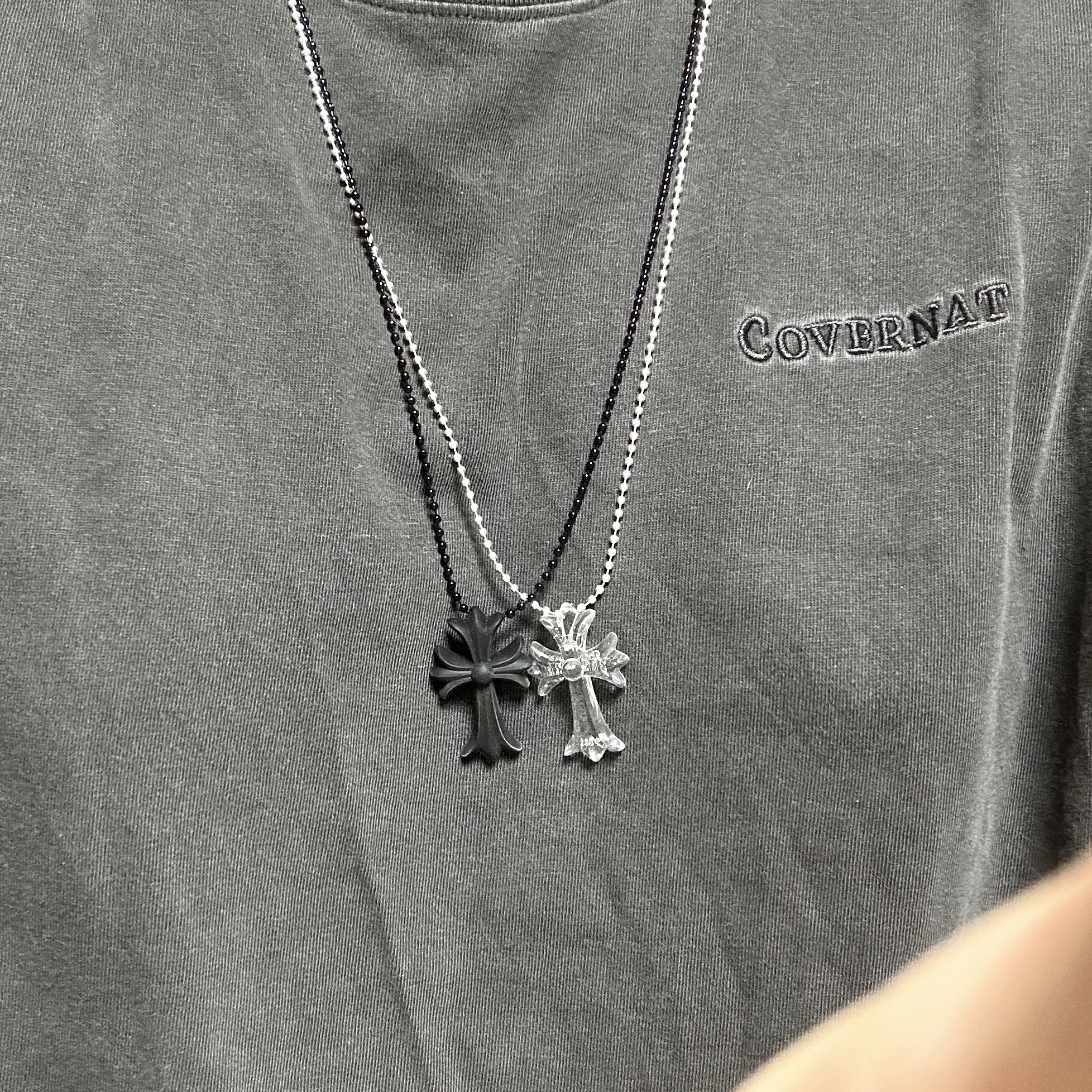 Chrome Hearts Silichrome CH Cross Pendant Black 2022/2023/2025, Chrome Hearts Silichrome CH Cross Pendant Clear 2025 착용 스타일 - 1