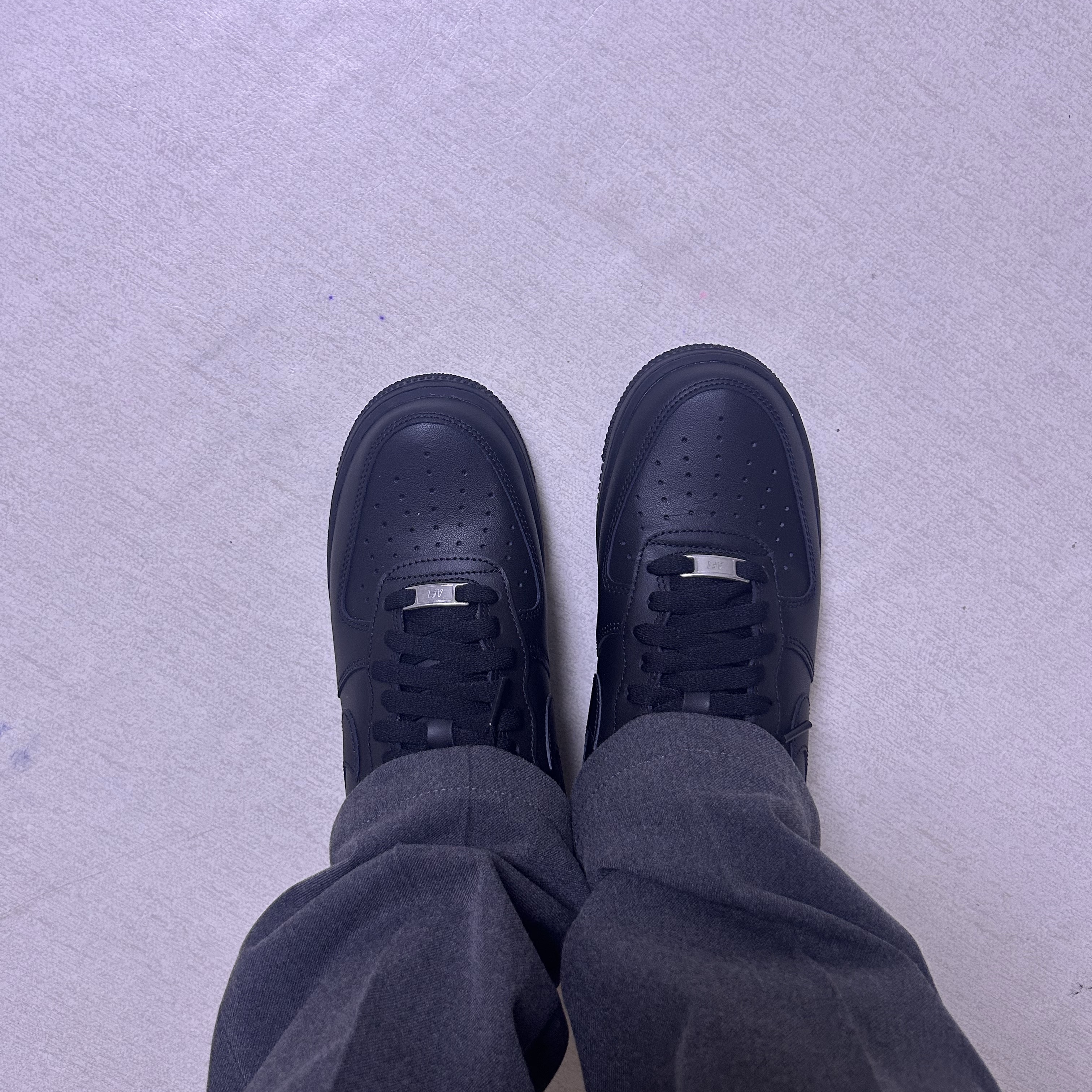 Nike Air Force 1 '07 Low Triple Black 착용 스타일