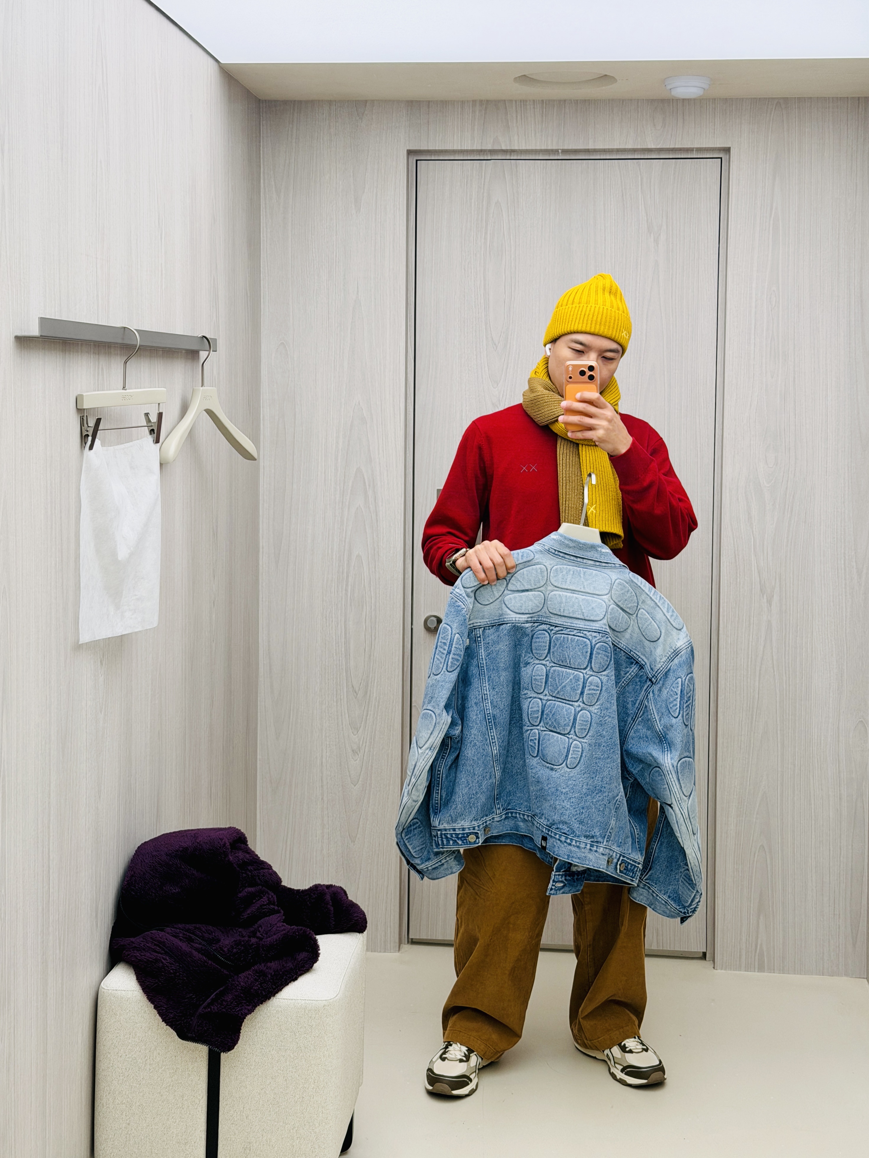 Uniqlo x Kaws Heattech Beanie Yellow, Uniqlo x Kaws Heattech Knit Scarf Yellow 착용 스타일 - 1