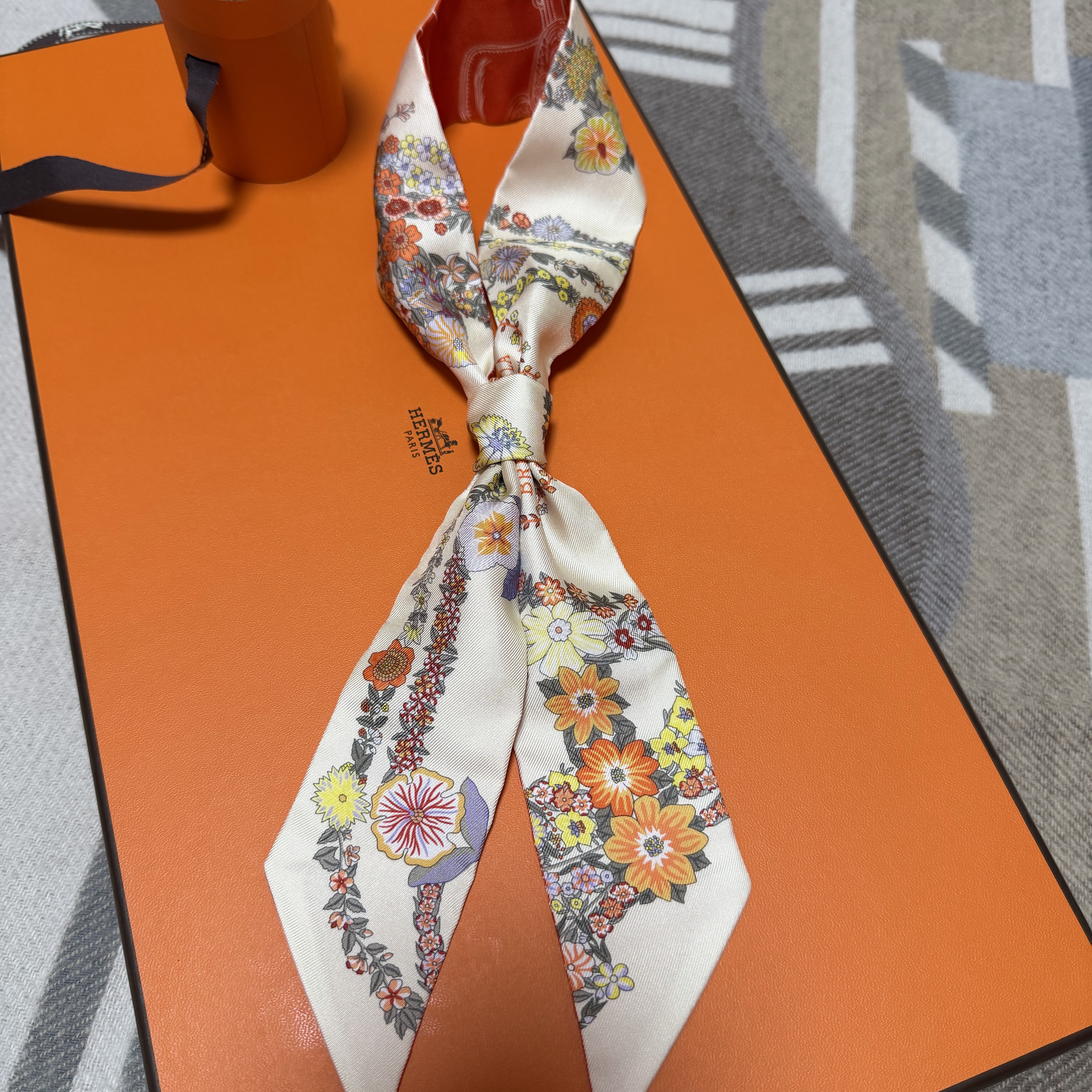 (W) Hermes Brides de Gala en Fleurs Twilly Vanille Orange Kaki 착용 스타일 - 1
