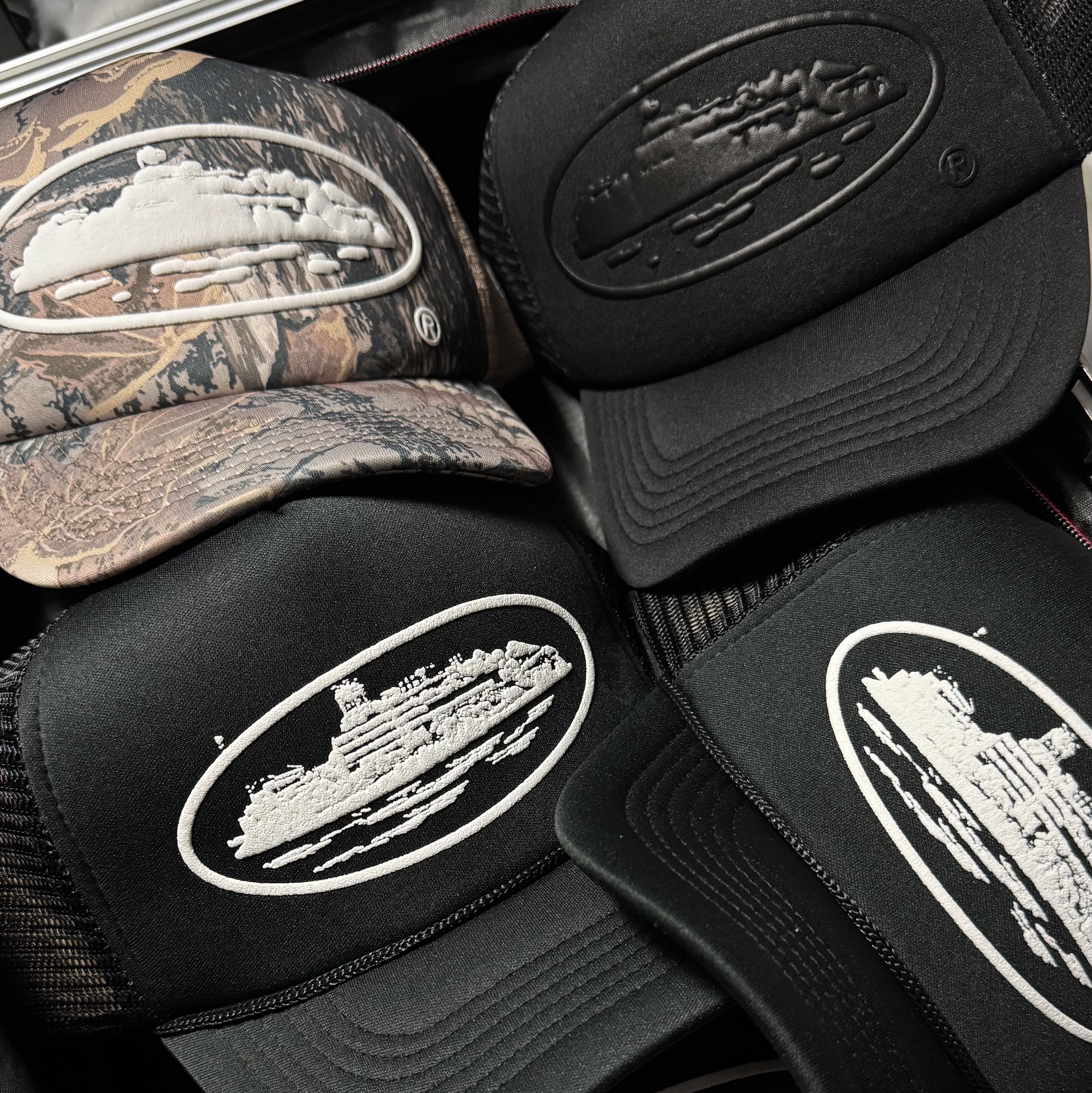 Corteiz Island Puff Print Trucker Hat Black 착용 스타일 - 2