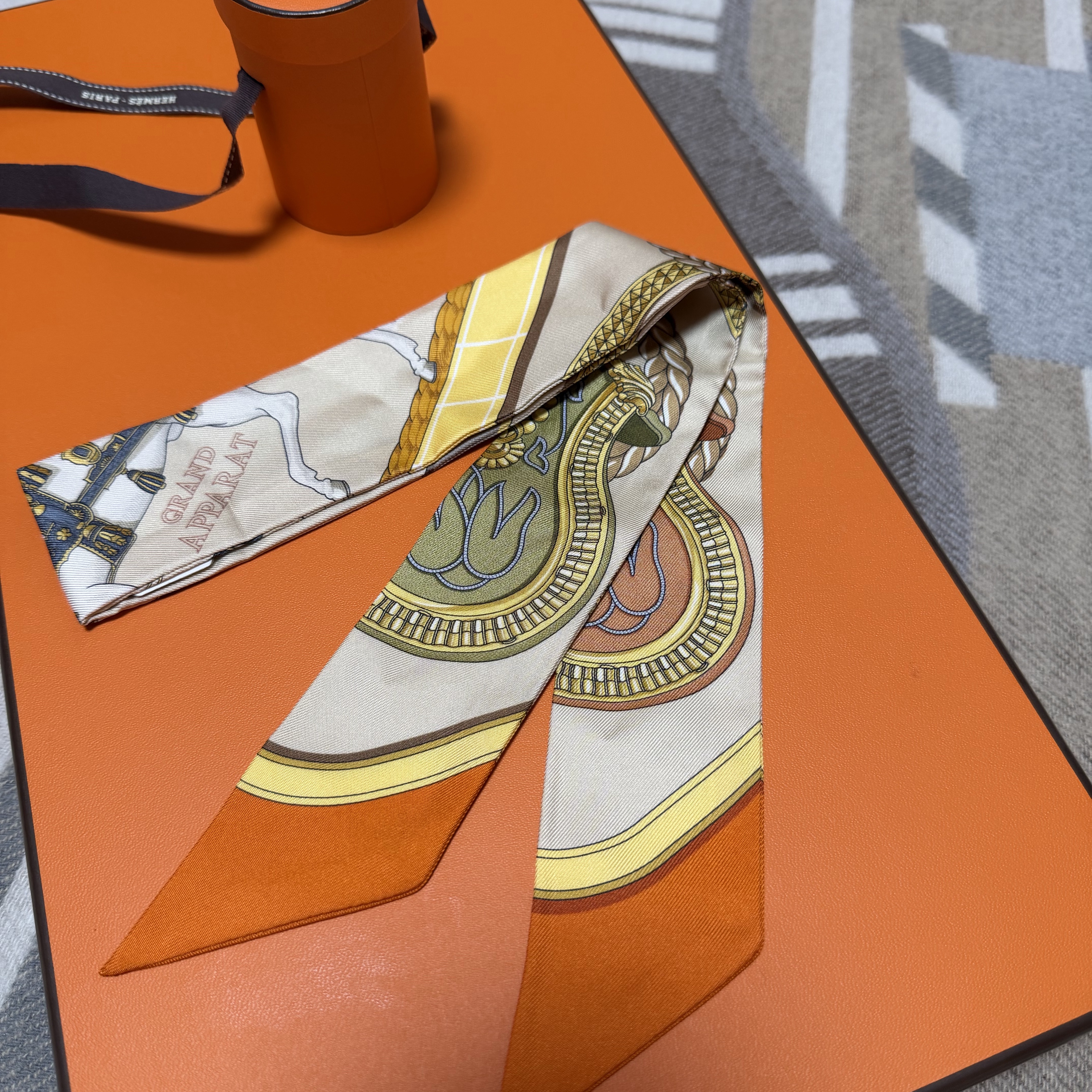 (W) Hermes Grand Apparat Twilly Beige Orange Jaune 착용 스타일 - 2