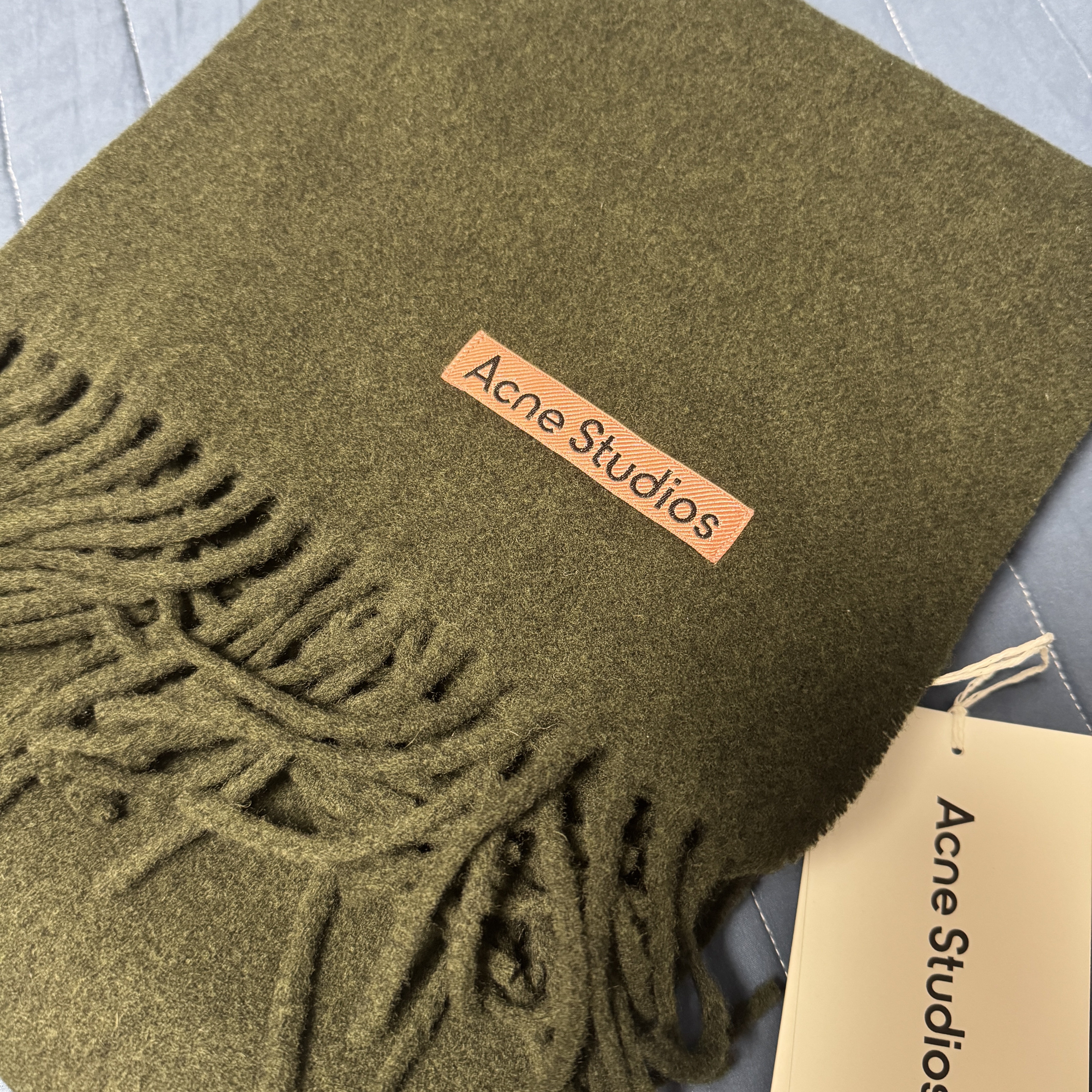Acne Studios Narrow Wool Fringe Muffler Wood Green Melange 착용 스타일