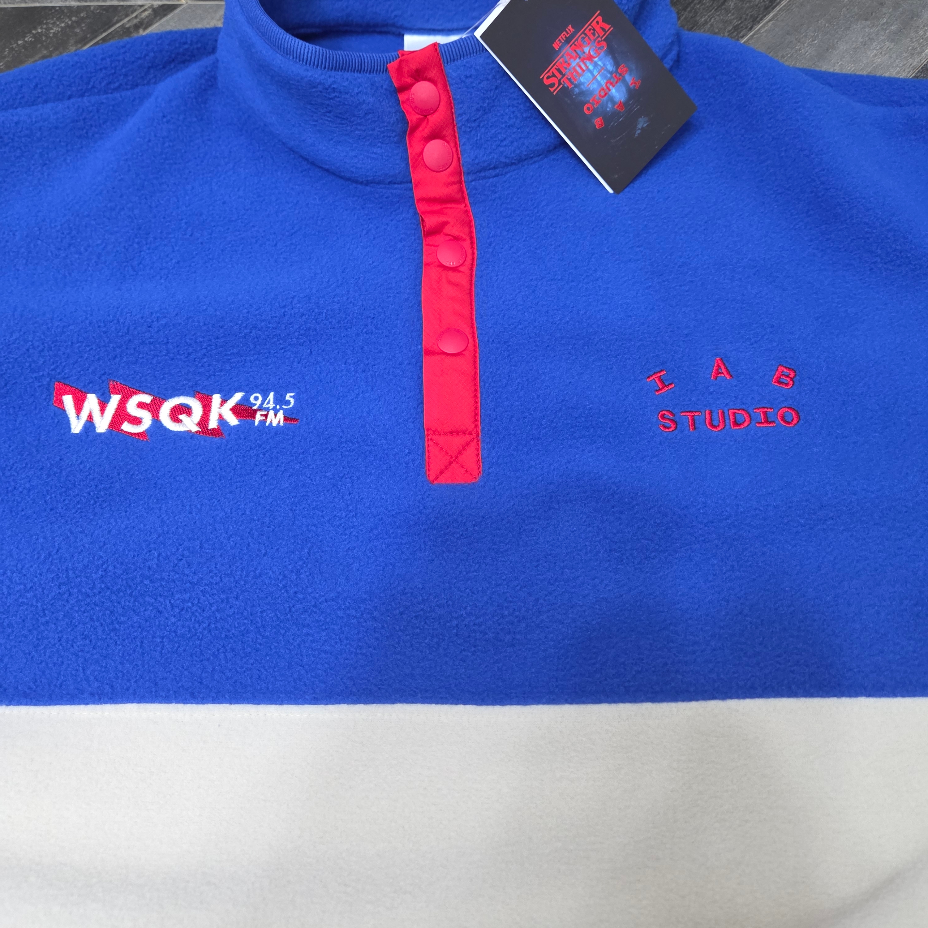 IAB Studio x Stranger Things The SQUAWK Fleece Blue Ivory 착용 스타일