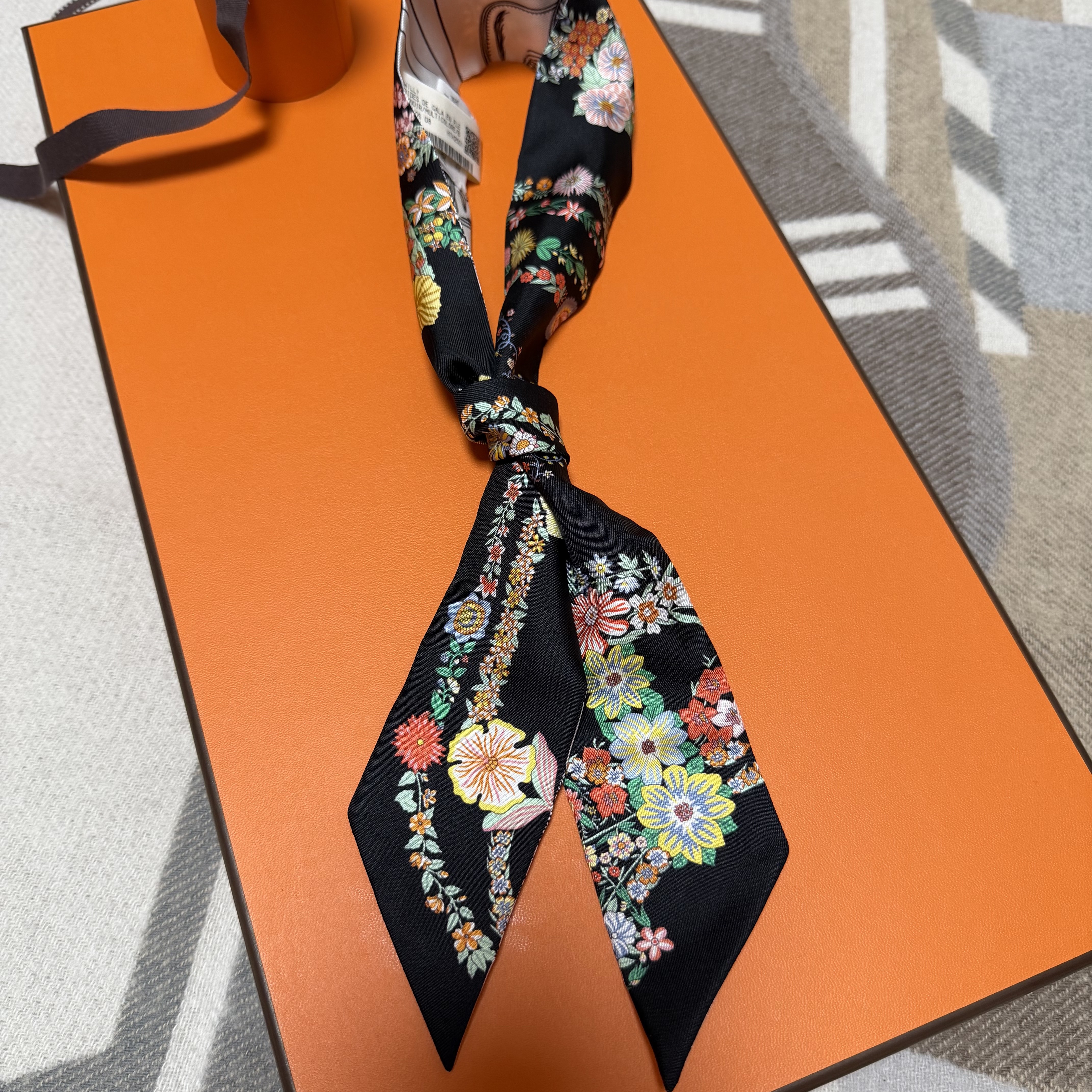 (W) Hermes Brides de Gala en Fleurs Twilly Noir Multicolore Blanc 착용 스타일 - 1