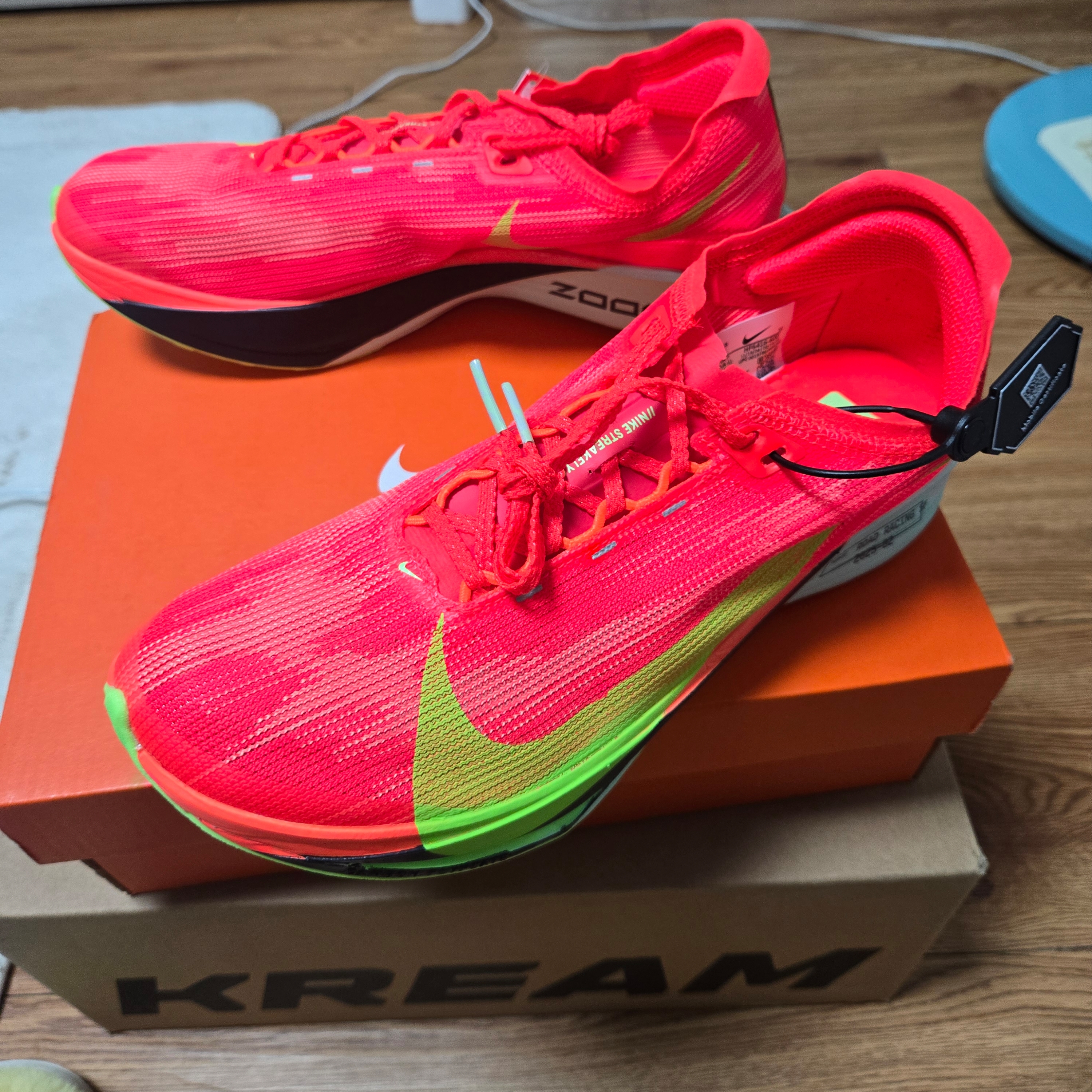 Nike ZoomX Streakfly 2 Bright Crimson Hyper Orange 착용 스타일 - 1