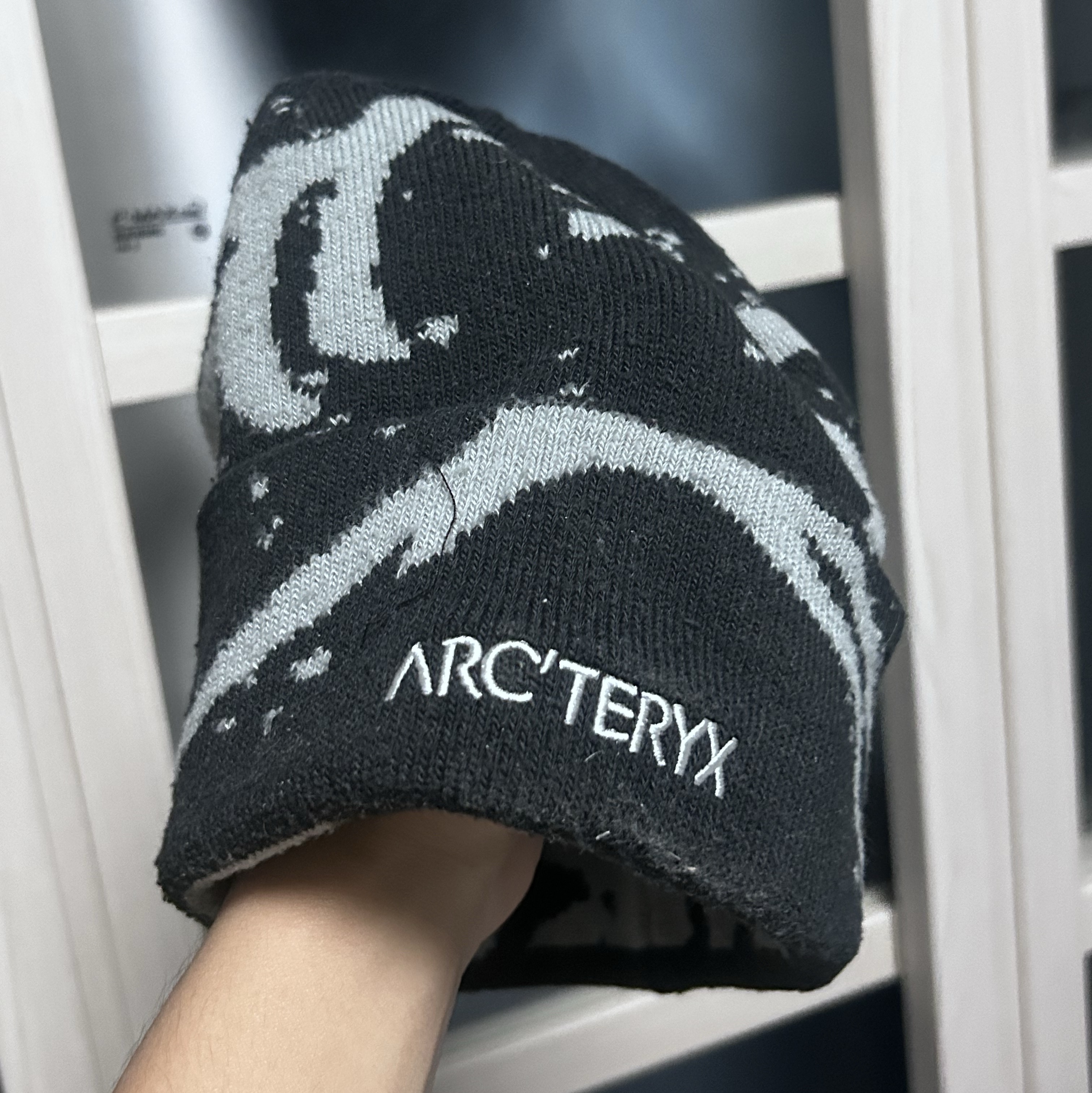 Arc'teryx Grotto Toque Orca, Arc'teryx Grotto Toque Black Void 착용 스타일