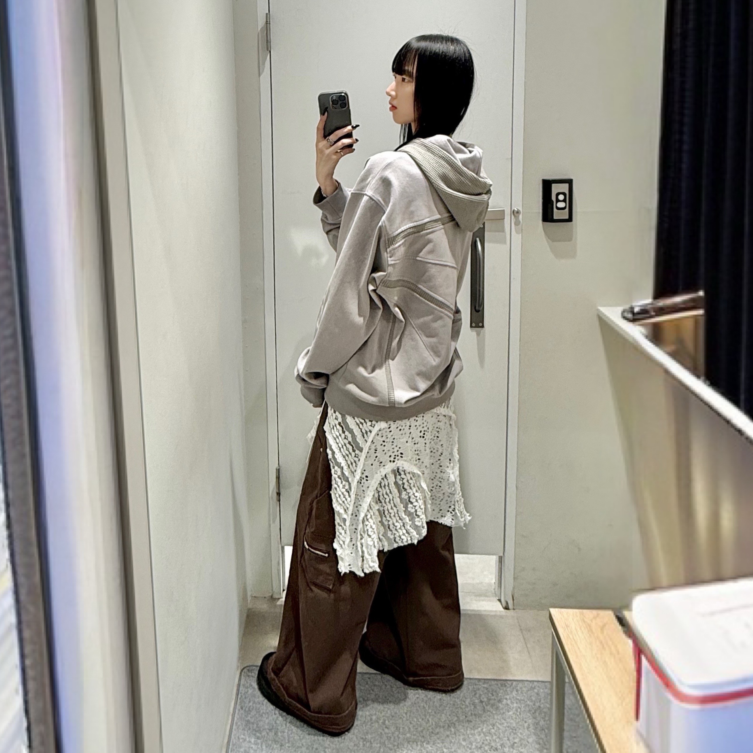 Xlim EP.8 01 Hoodie Light Gray 착용 스타일 - 2