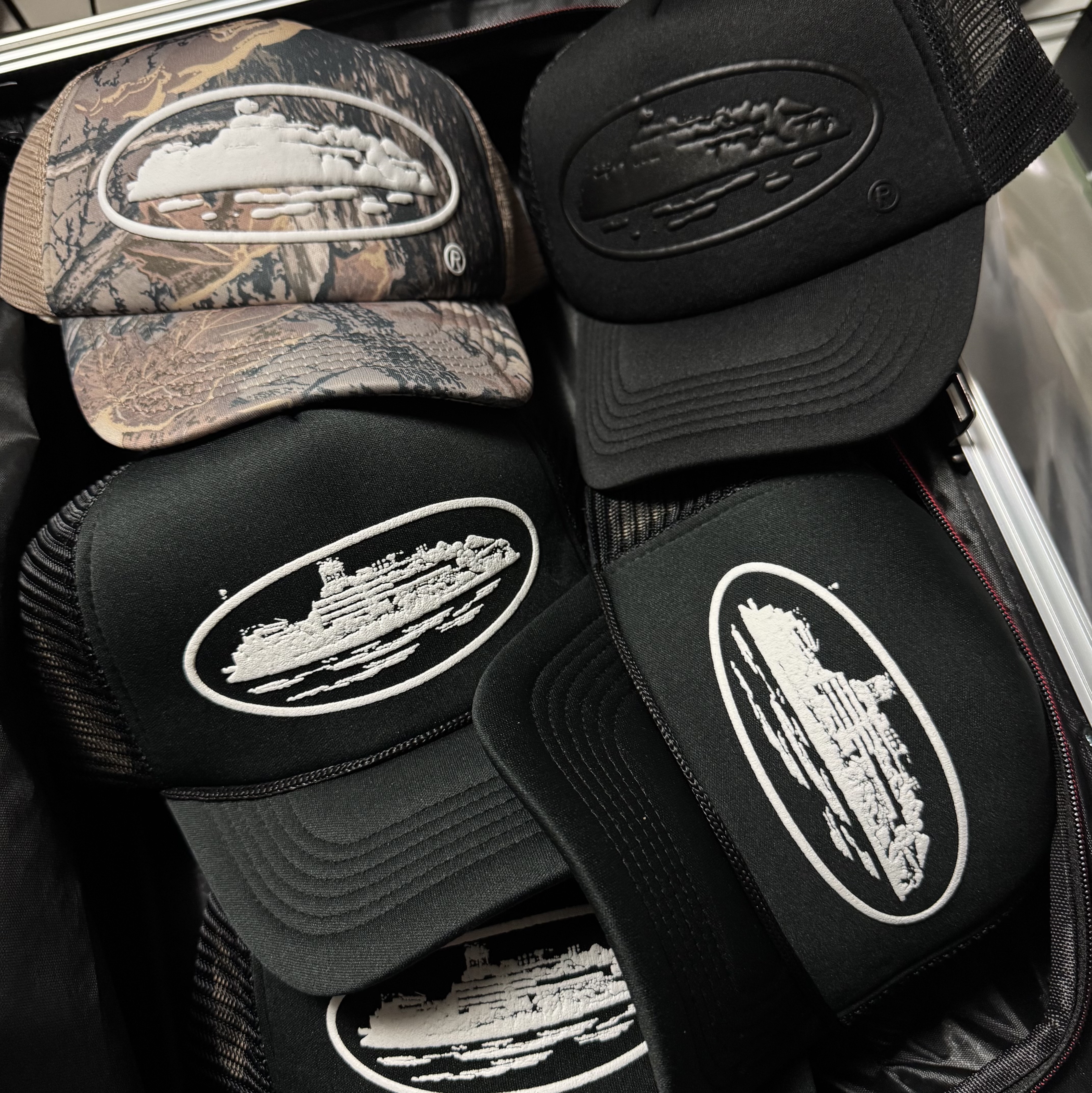 Corteiz Island Puff Print Trucker Hat Black 착용 스타일 - 1