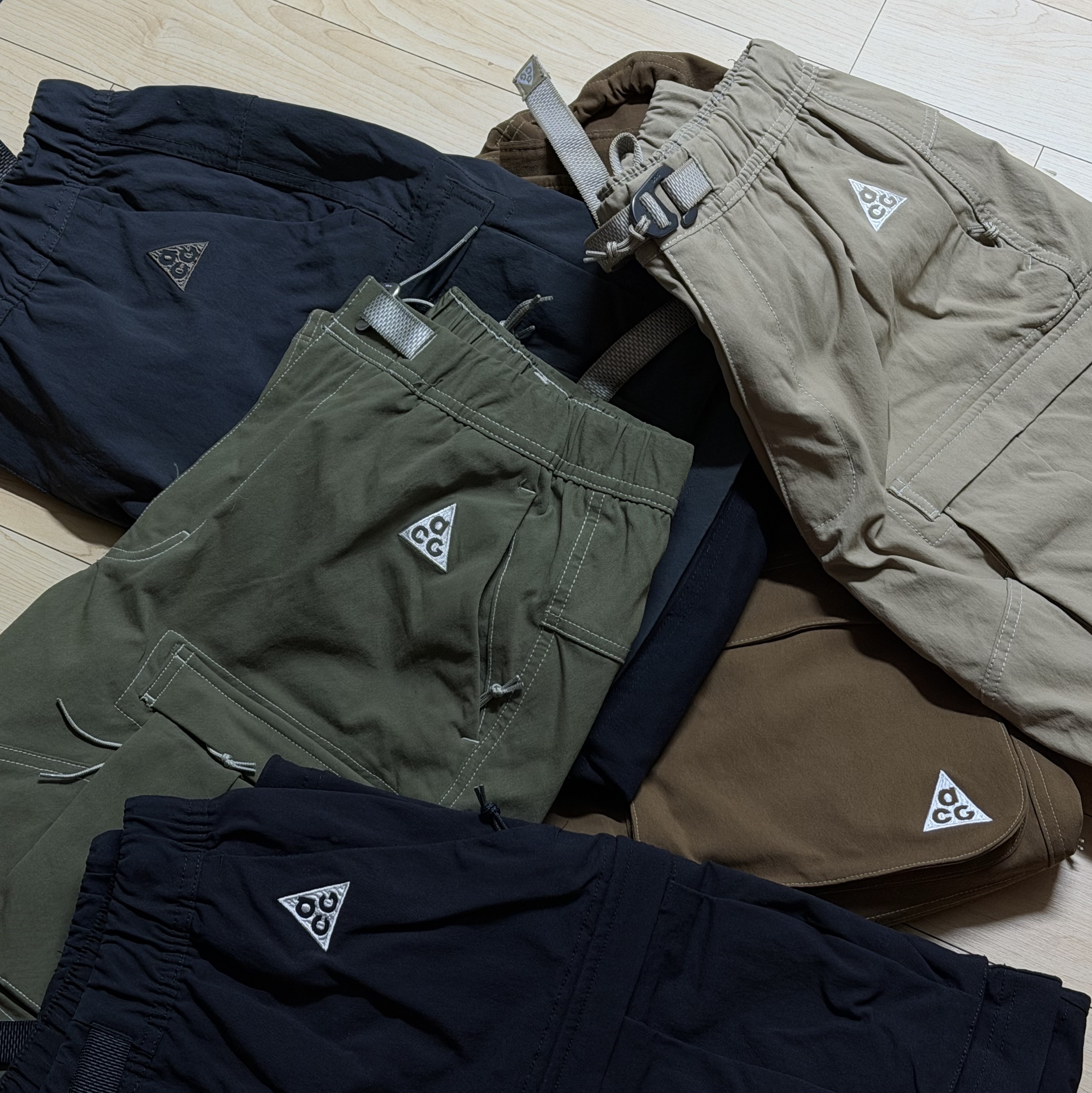 Nike ACG Smith Summit Cargo Pants Black Anthracite - Asia, Nike ACG Smith Summit Cargo Pants Khaki Iron Ore - Asia 착용 스타일