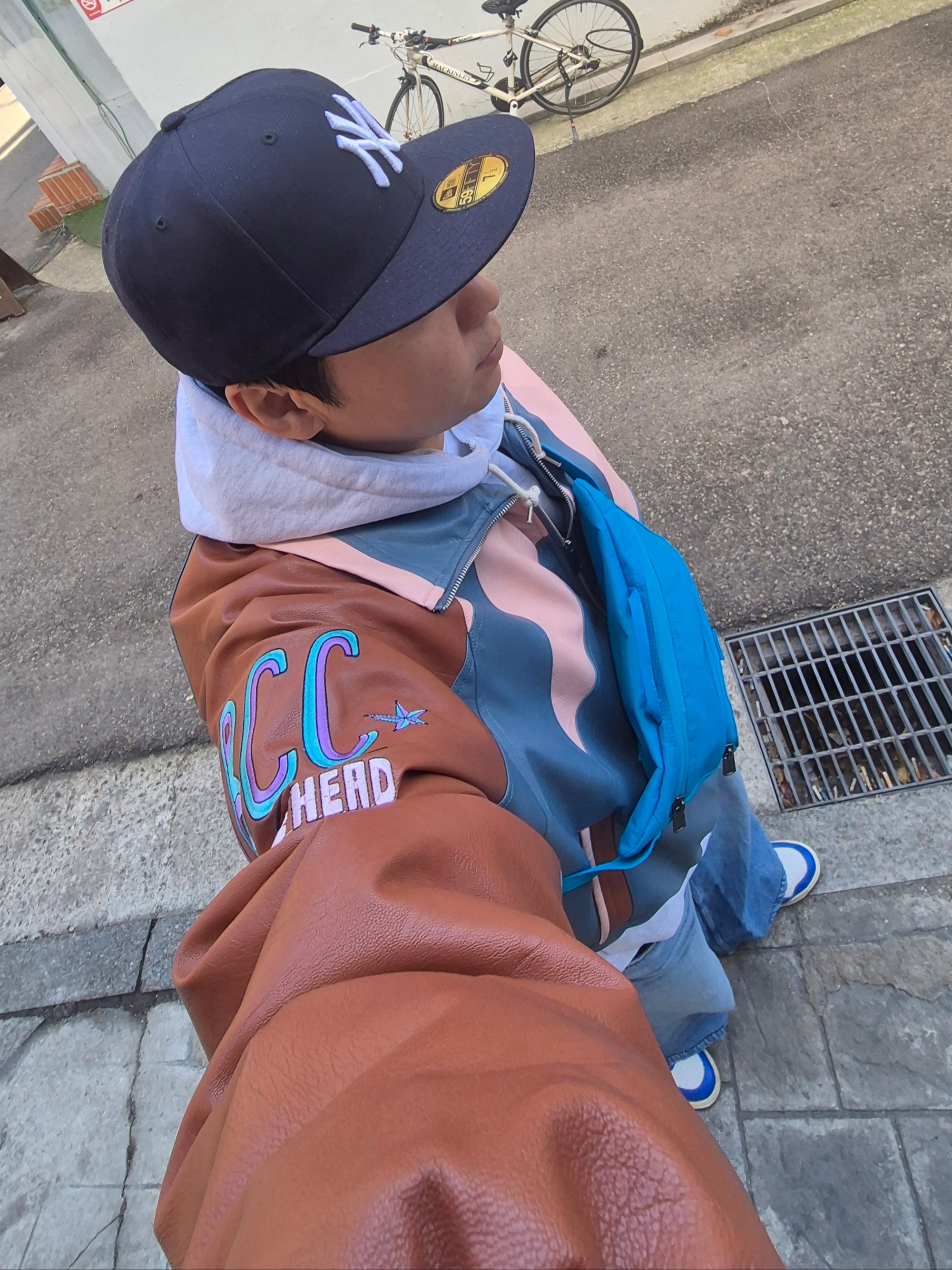 New Era 59Fifty MLB Authentic New York Yankees Game Navy, Autry Medalist Low Leather Sneakers White Azure 착용 스타일 - 4