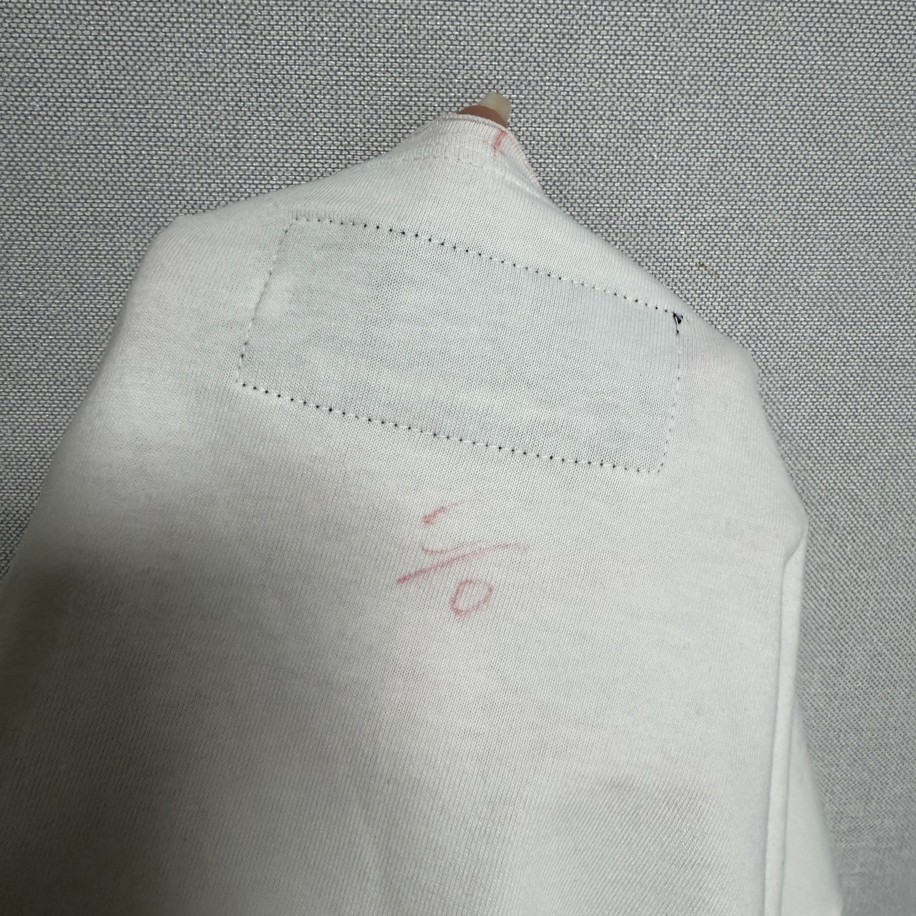 Thevinylhouse Loose Fit Unbalance LS Tee White 착용 스타일