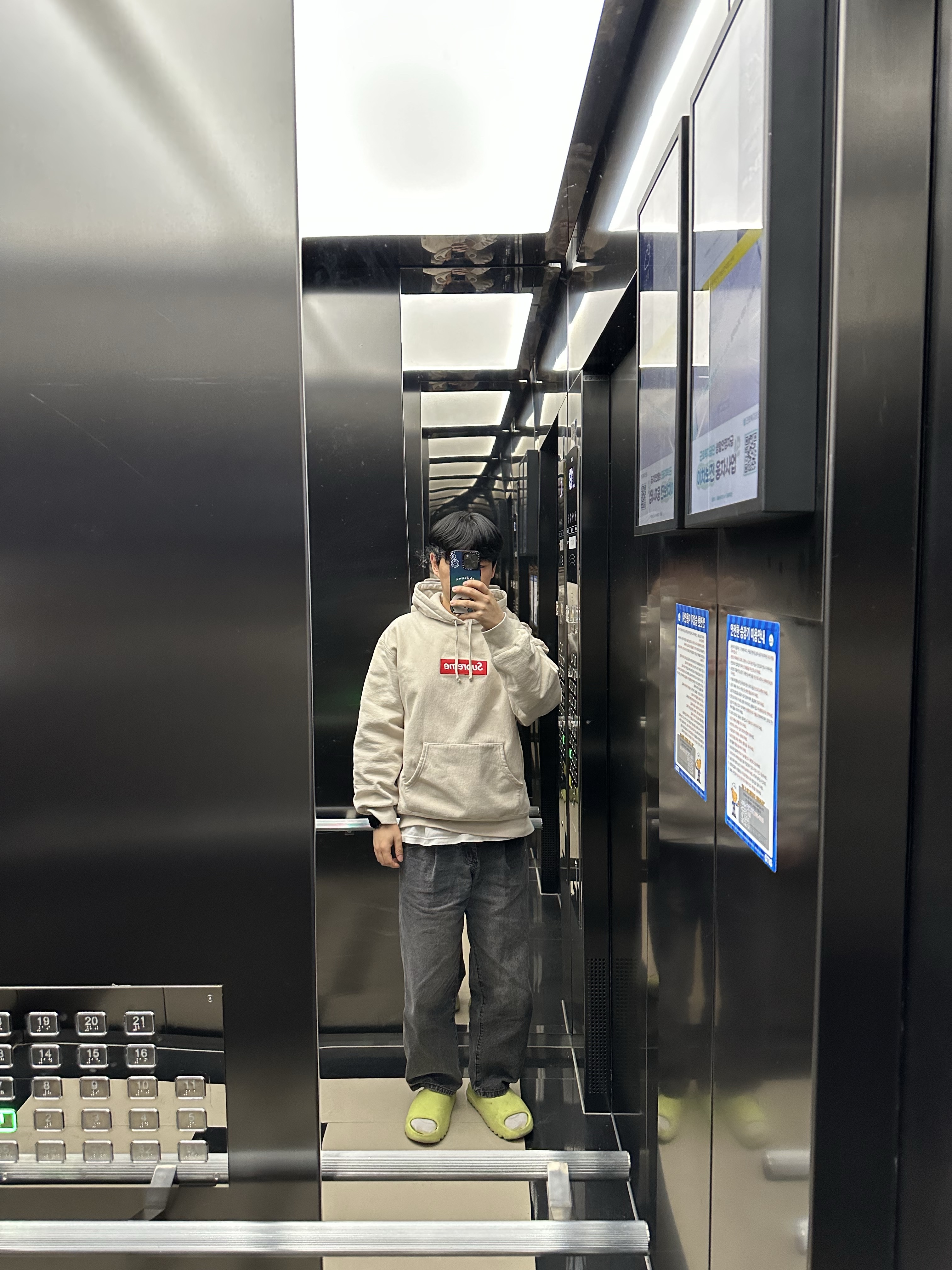 Supreme Box Logo Hooded Sweatshirt Stone - 24FW 착용 스타일 - 1