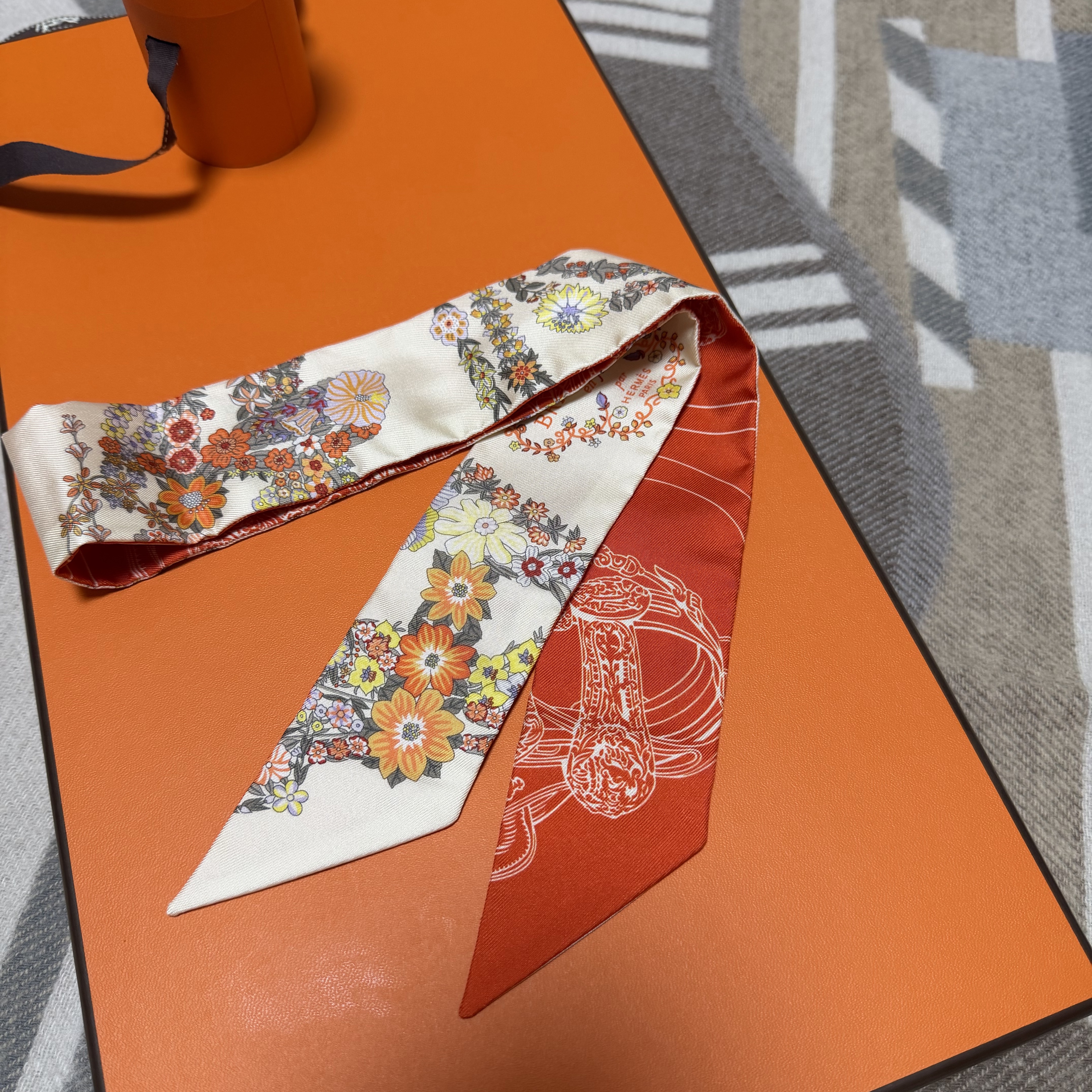 (W) Hermes Brides de Gala en Fleurs Twilly Vanille Orange Kaki 착용 스타일 - 2