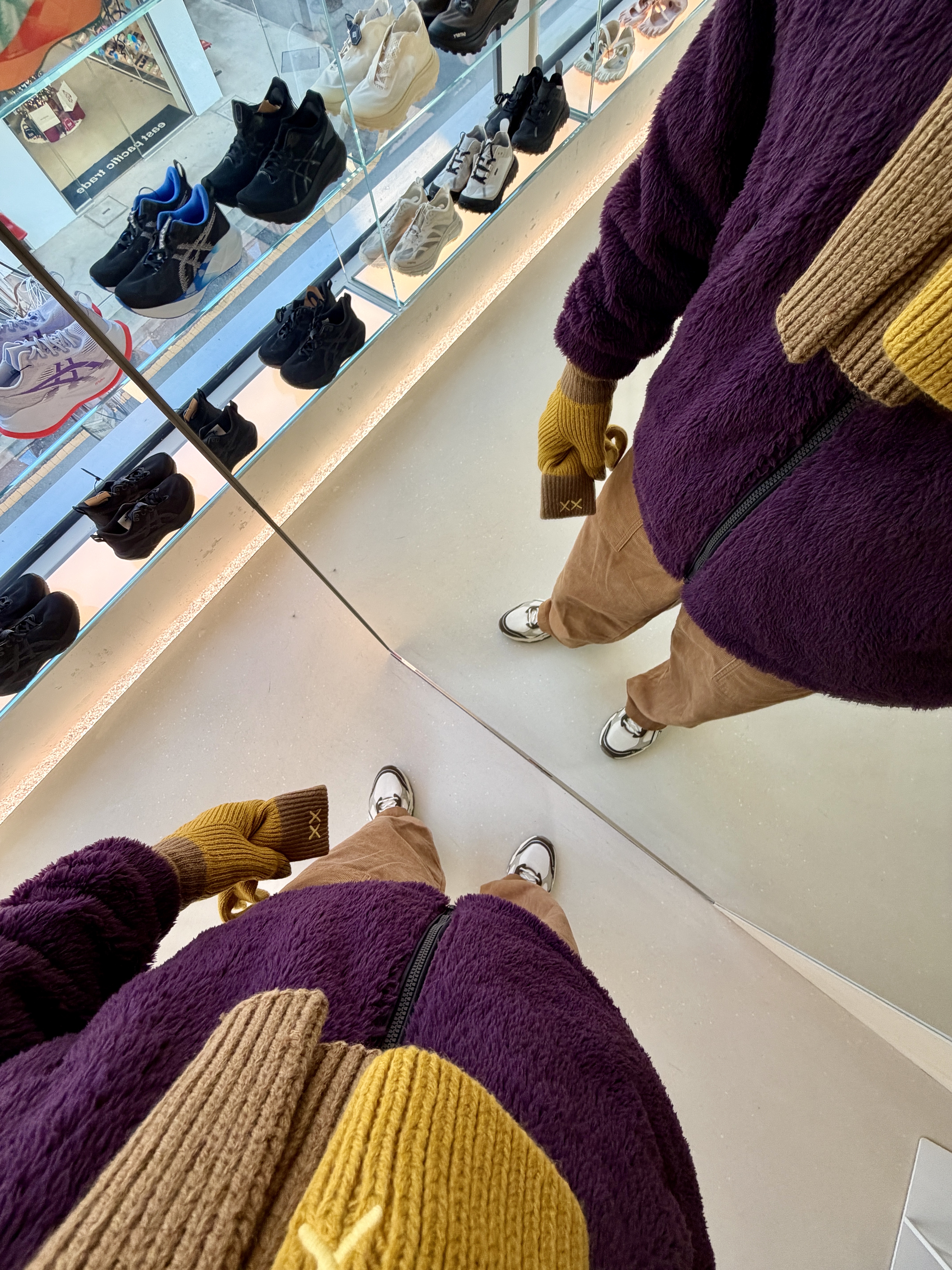 Asics Gel-Nunobiki Cream Brown Storm, Uniqlo x Kaws Heattech Knit Gloves Yellow 착용 스타일 - 2