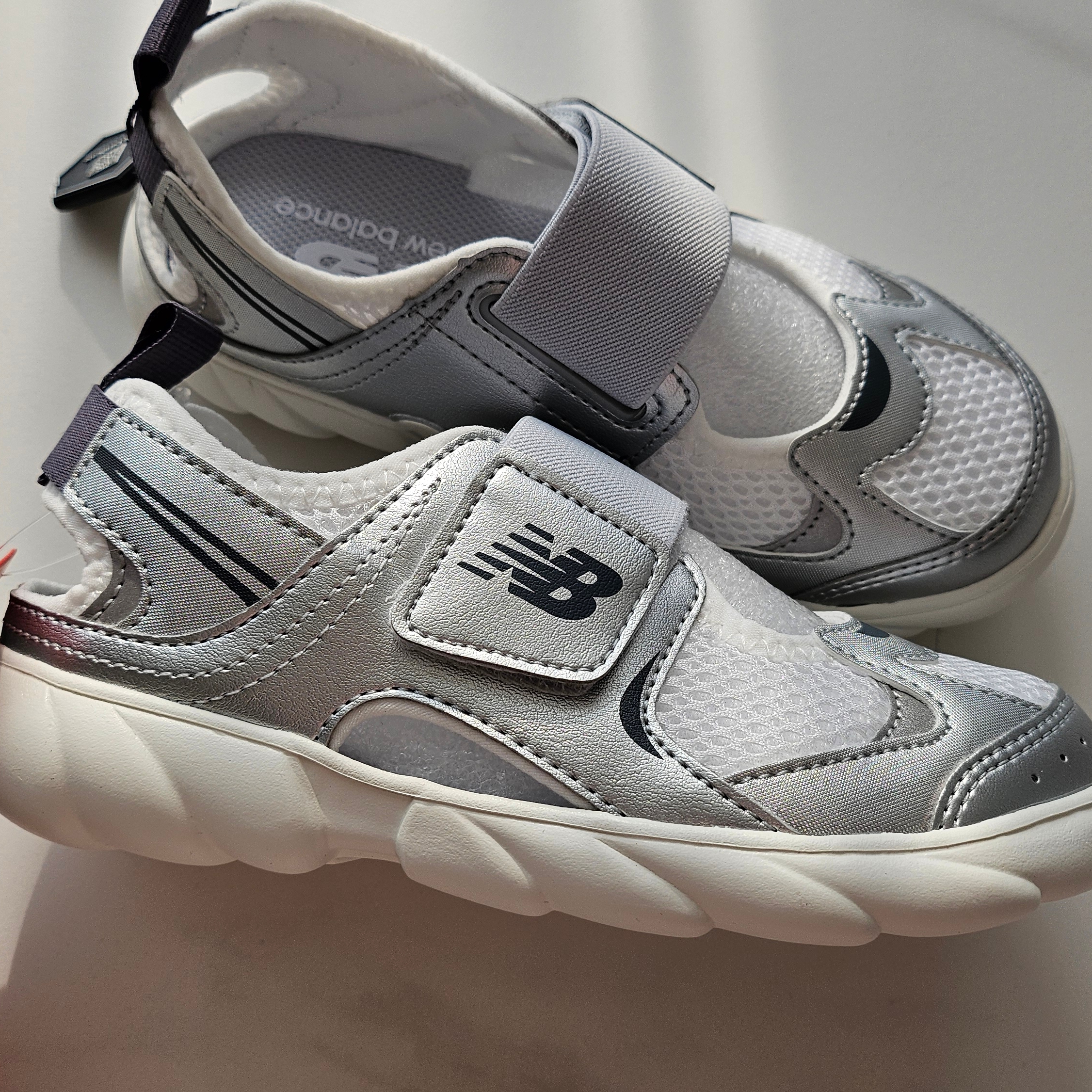 (Kids) New Balance Freedle 920 Sandal Silver 착용 스타일