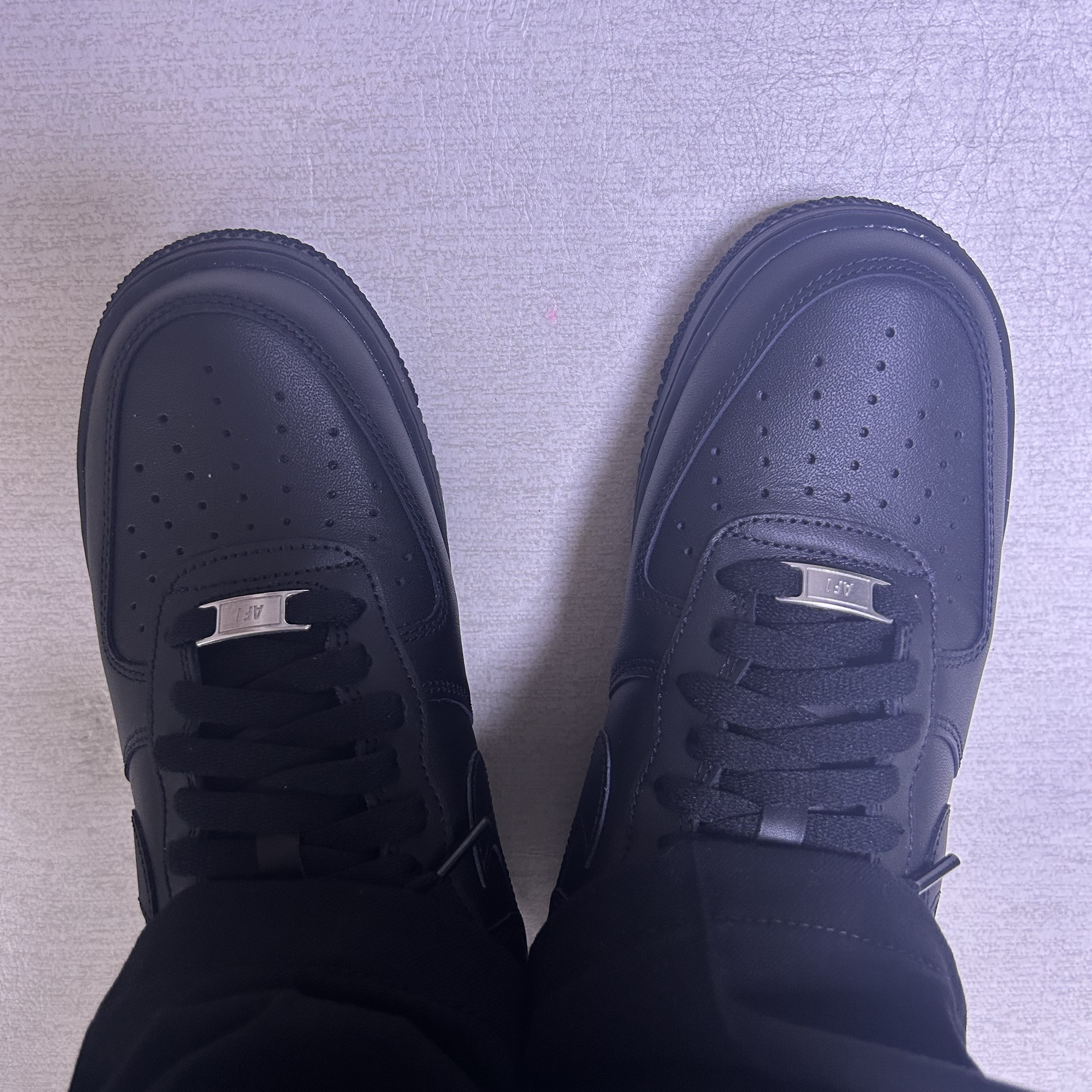 Nike Air Force 1 '07 Low Triple Black 착용 스타일