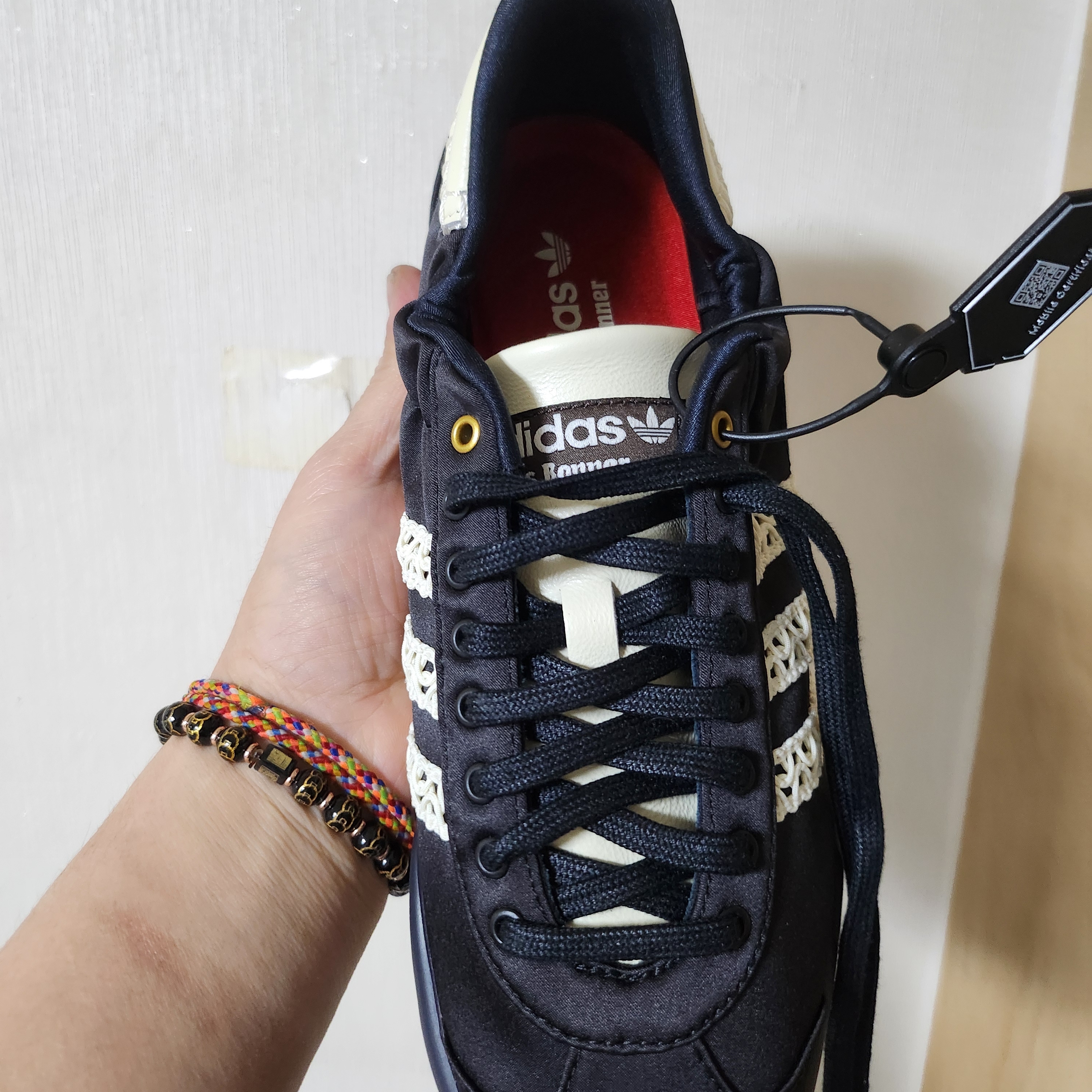 Adidas x Wales Bonner Karintha Satin Core Black Dark Brown 착용 스타일 - 1