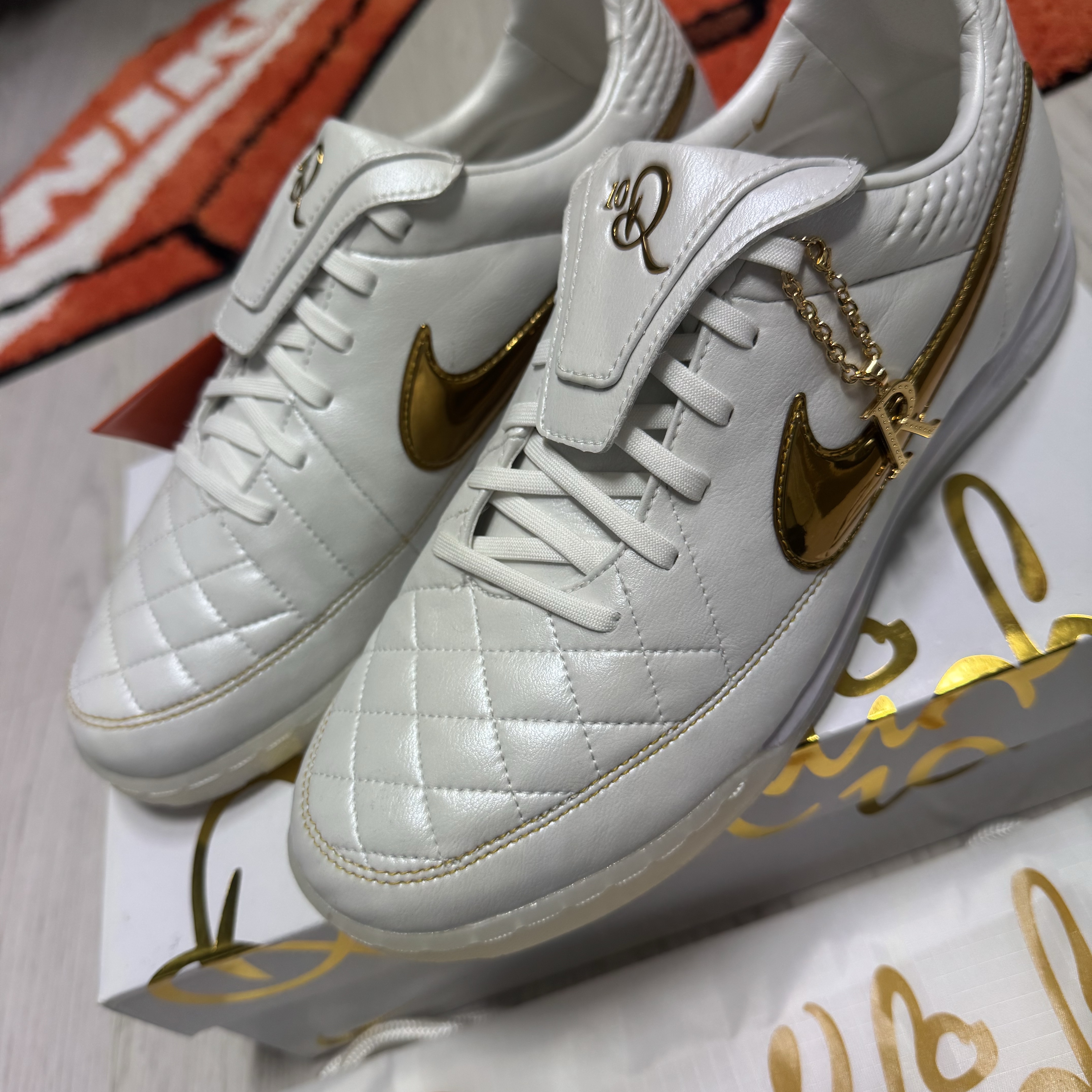 Nike Tiempo Legend RGN IC SE Metallic Summit White Metallic Gold Coin 착용 스타일 - 2