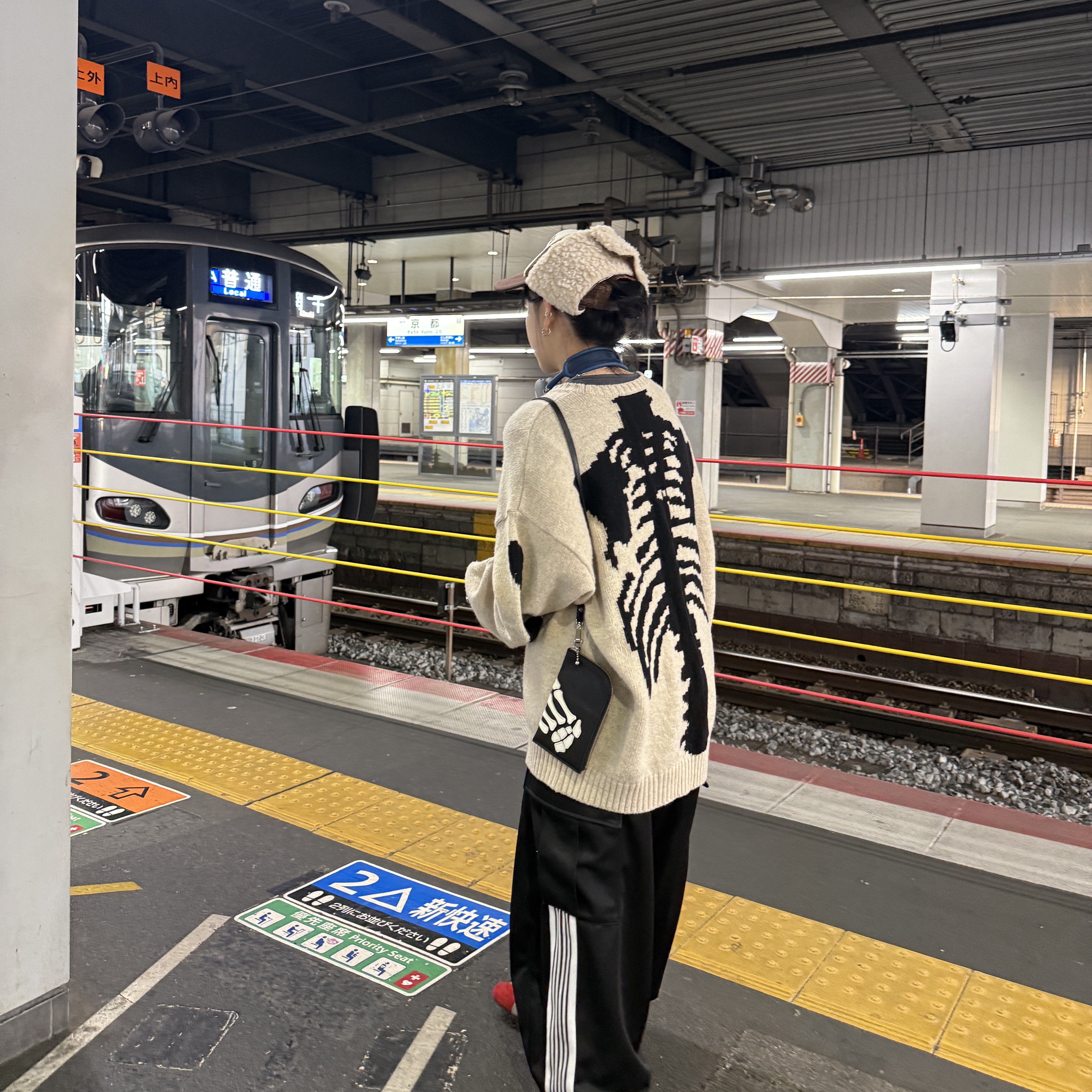 Kapital Thumbs Up Bone Hand Zip Neck Bag Black, Kapital 5G Wool Bone Crewneck Sweater Kinari 착용 스타일 - 2