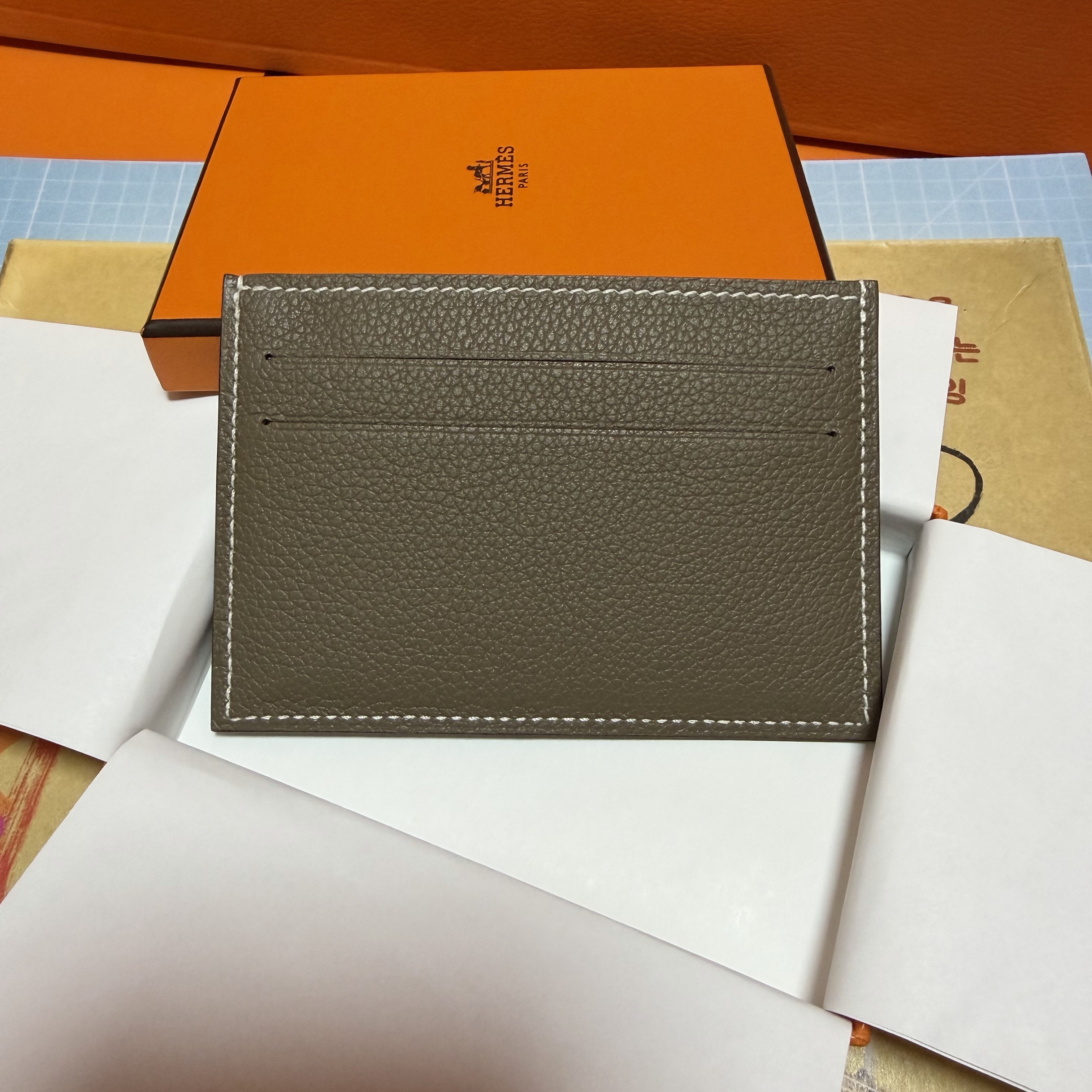 Hermes Citizen Twill Card Holder Evercolor & Etoupe Bleu De France Bleu Saphir 착용 스타일 - 2