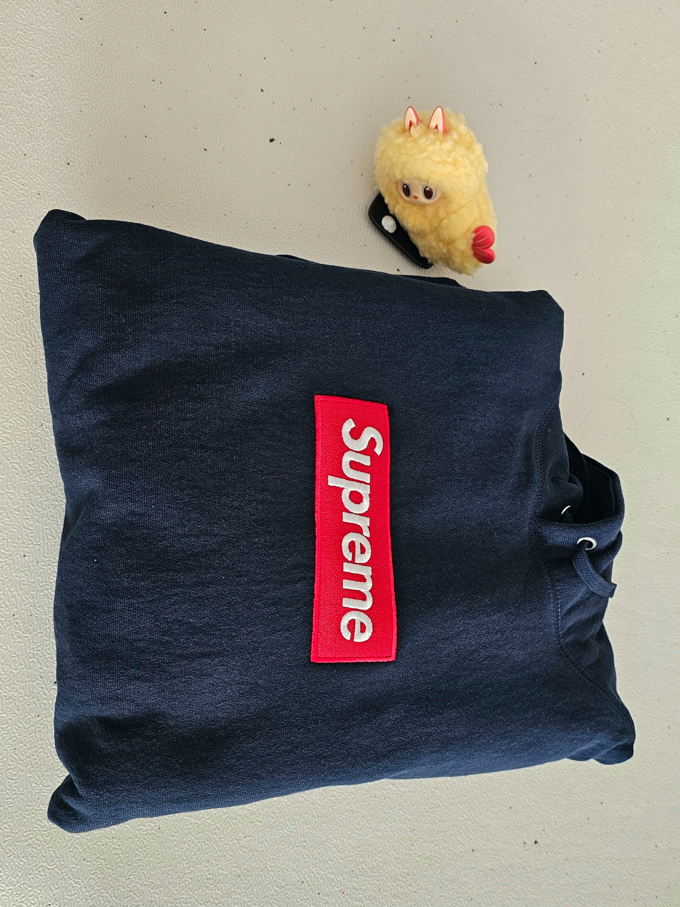 Supreme Box Logo Hooded Sweatshirt Navy - 24FW, Pop Mart Labubu The Monsters Wacky Mart Series Figures Fried Shrimp (Opened Case) 착용 스타일 - 1