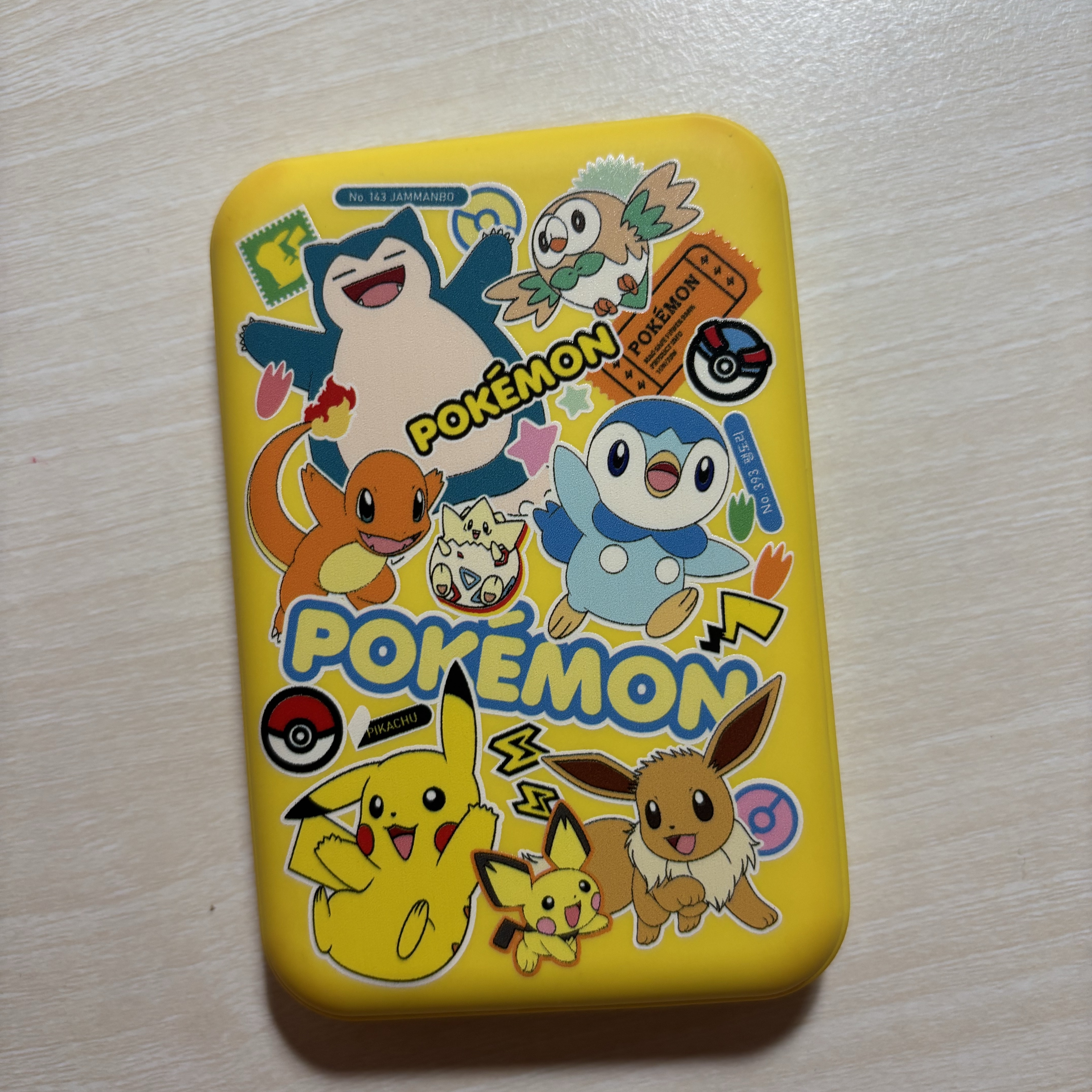 Woojin Store Pokemon Magsafe Battery 5000mAh Yellow 착용 스타일