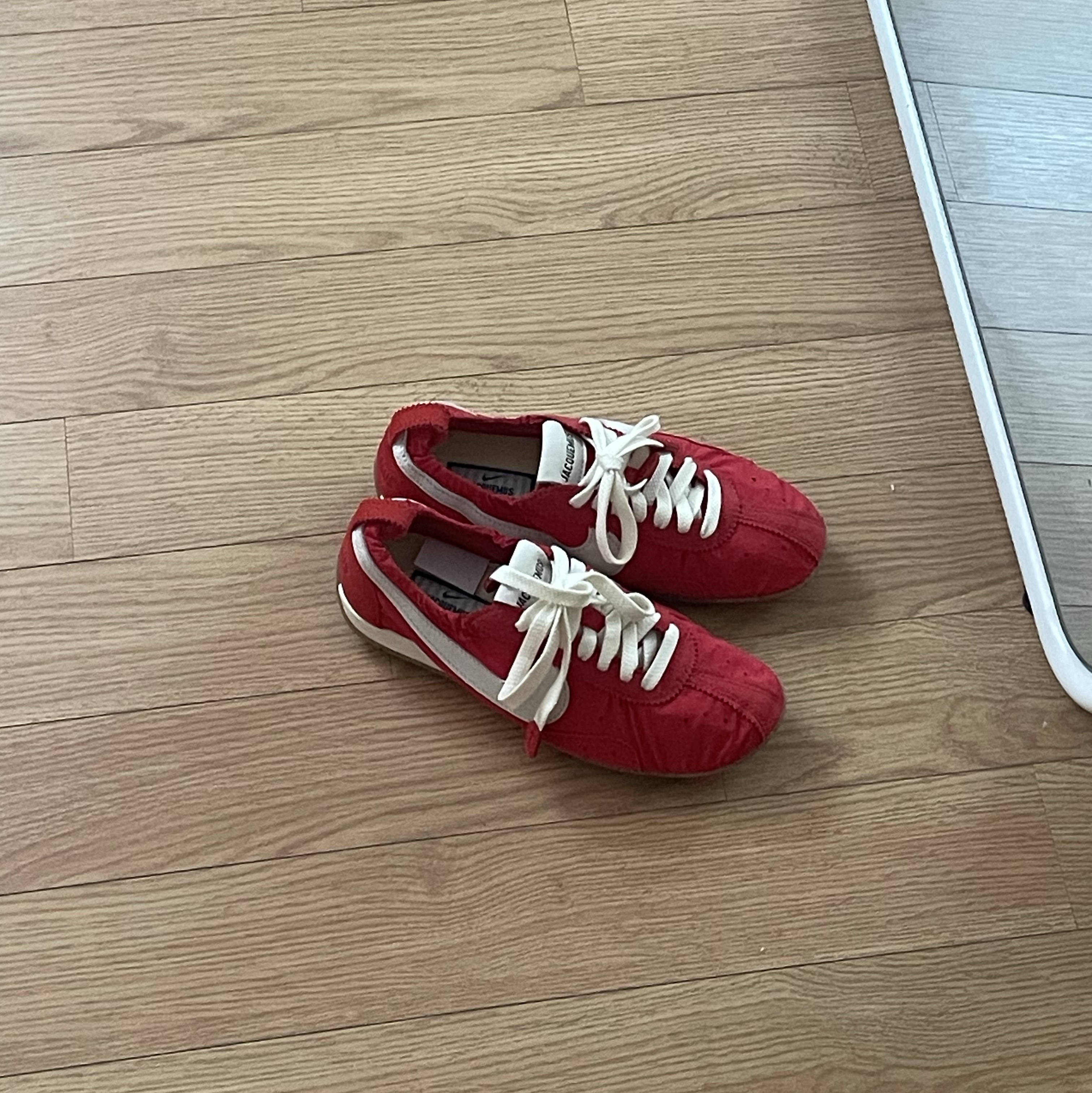Nike x Jacquemus Moon Shoe SP University Red and Bicycle Yellow 착용 스타일 - 2