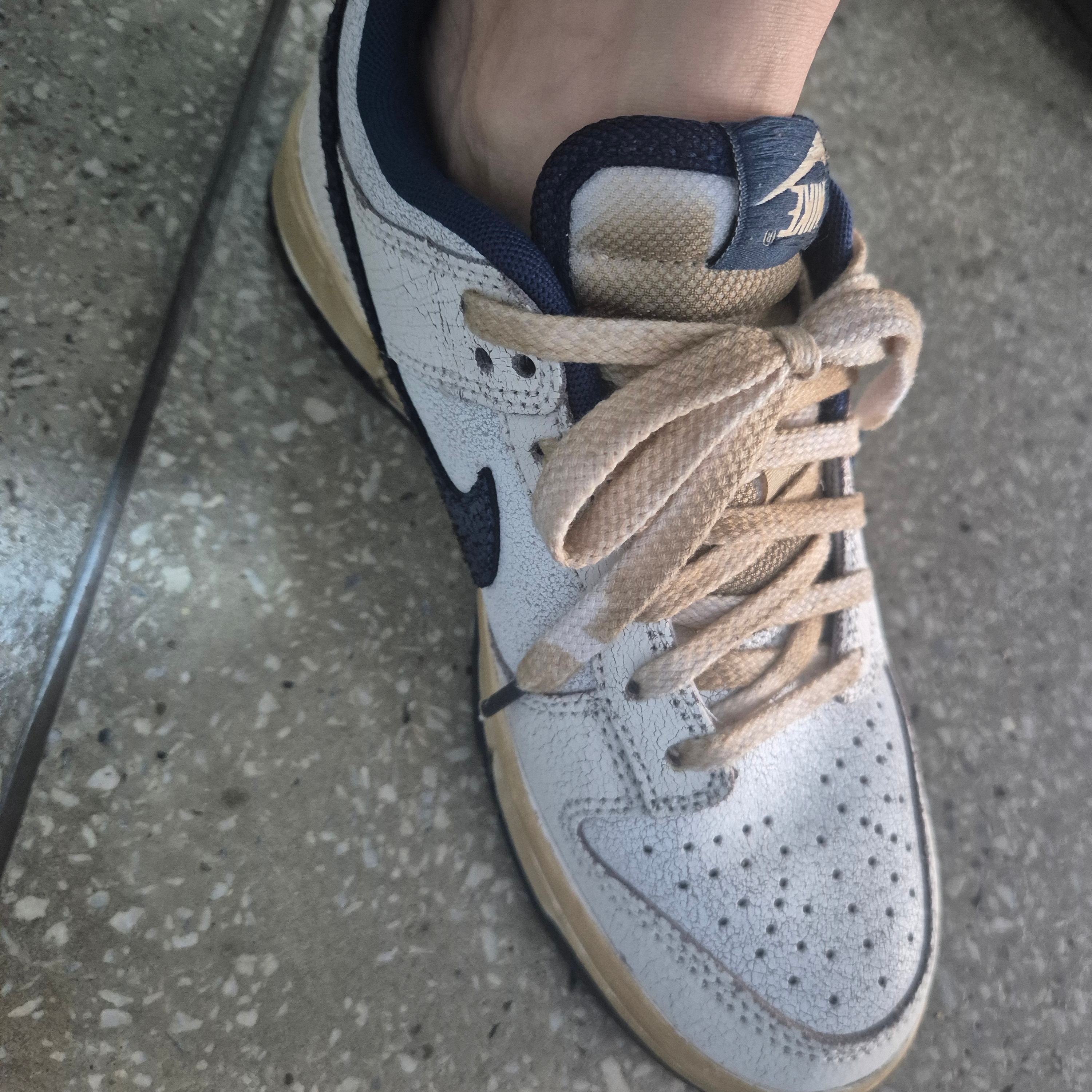 Nike x Stranger Things Dunk Low Phantom and Midnight Navy 착용 스타일