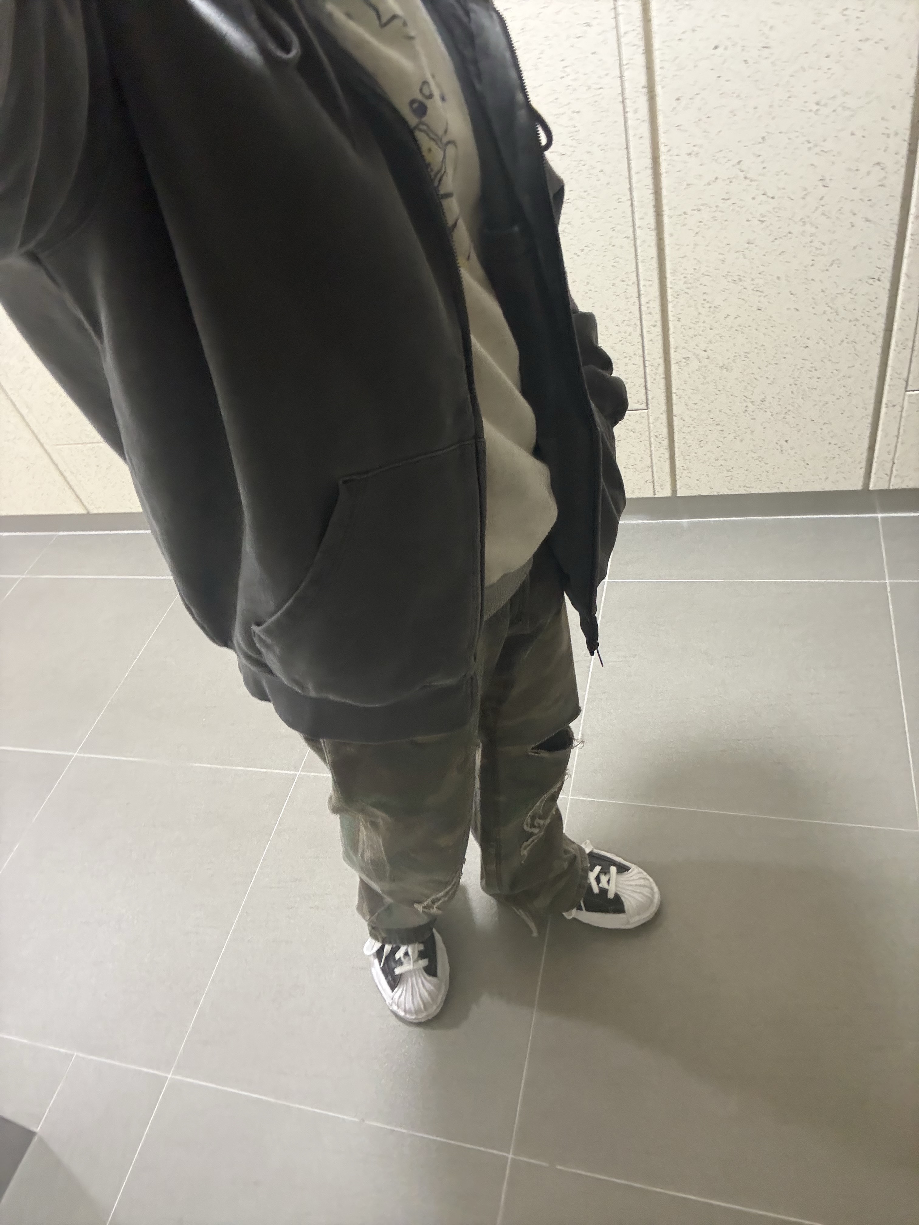 Maison Mihara Yasuhiro Blakey OG Sole Leather Low-top Sneakers Black 착용 스타일 - 2