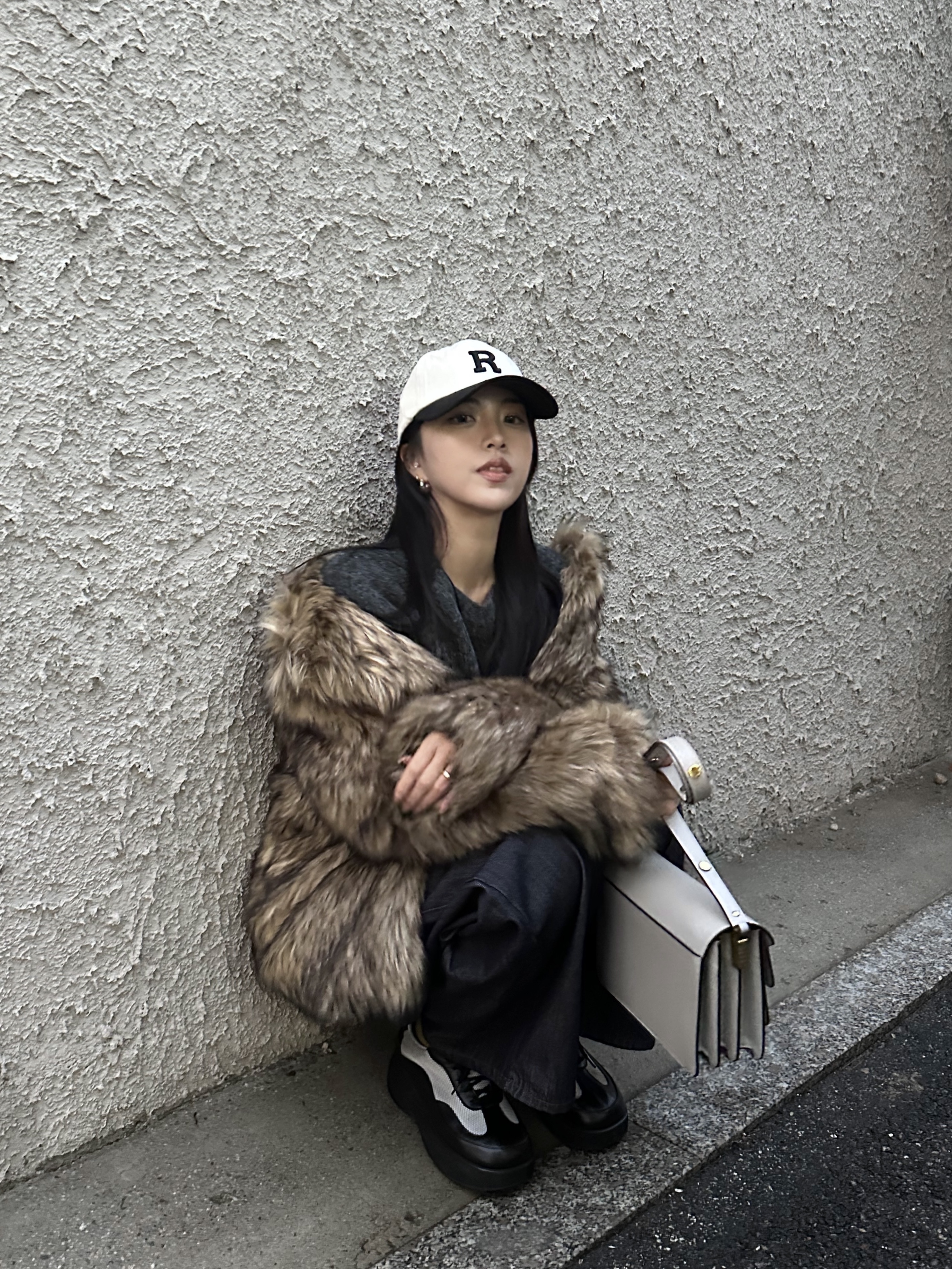 Marni Calfskin Medium Trunk Bag Grey, Marni Saffiano Medium Trunk Bag Grey 착용 스타일 - 1