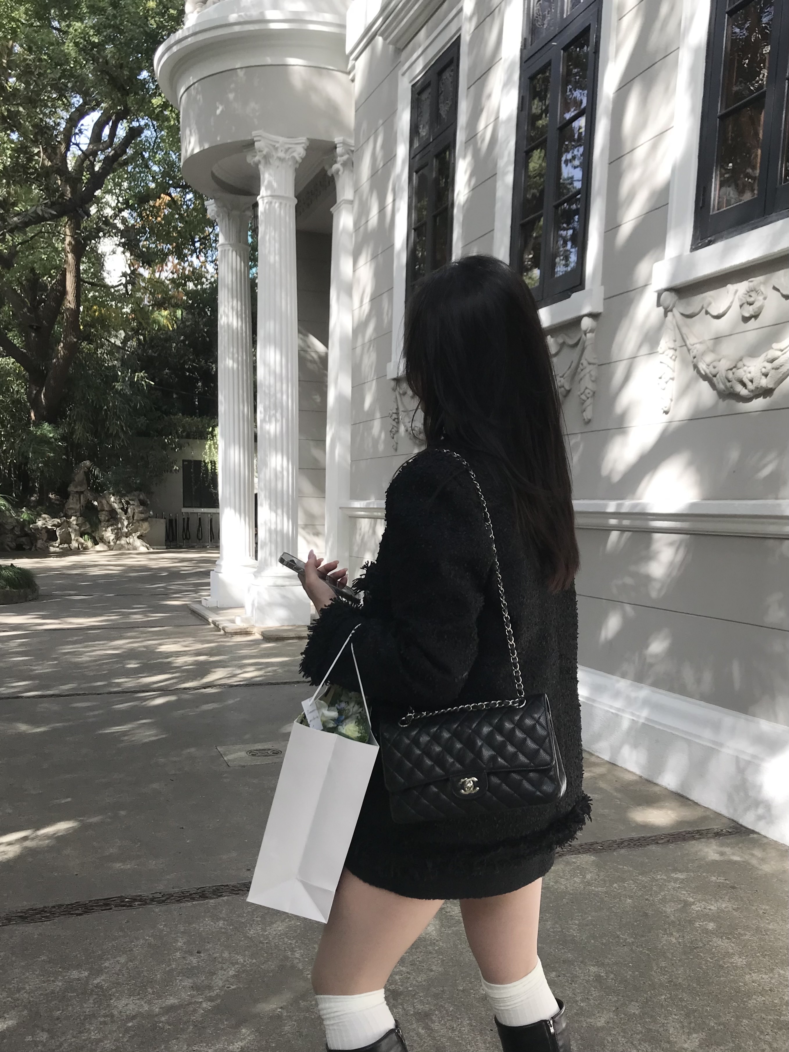 Chanel Small Classic Handbag Grained Calfskin & Silver Black 착용 스타일 - 3