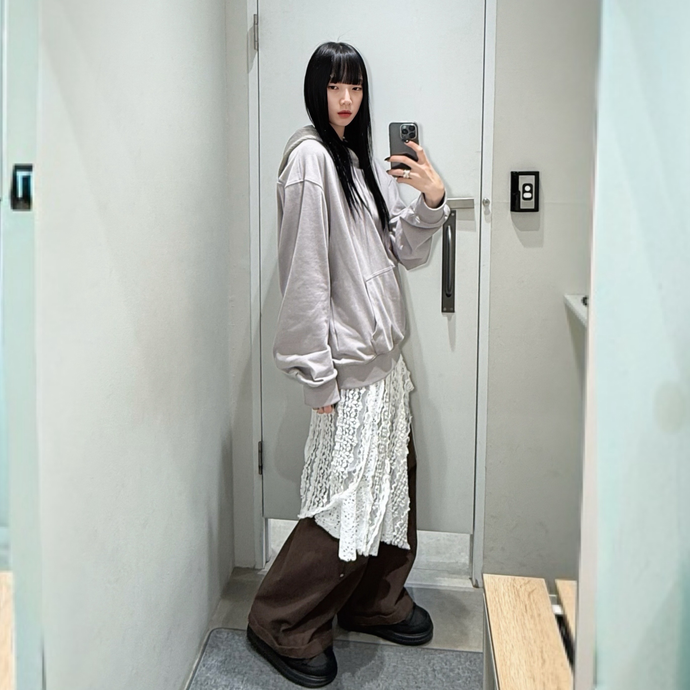 Xlim EP.8 01 Hoodie Light Gray 착용 스타일 - 1