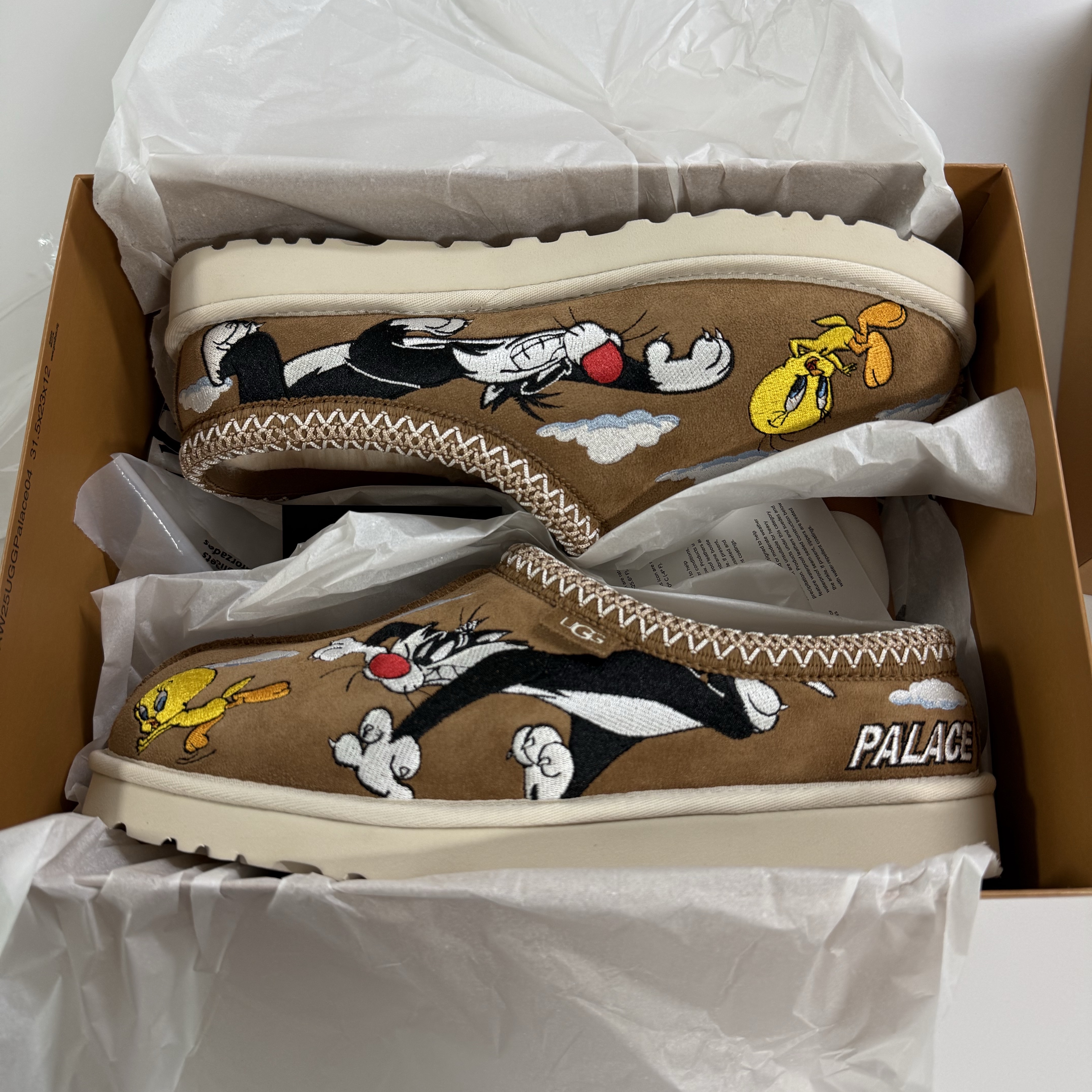 UGG x Palace x Looney Tunes Tasman Slipper Chestnut 착용 스타일 - 2