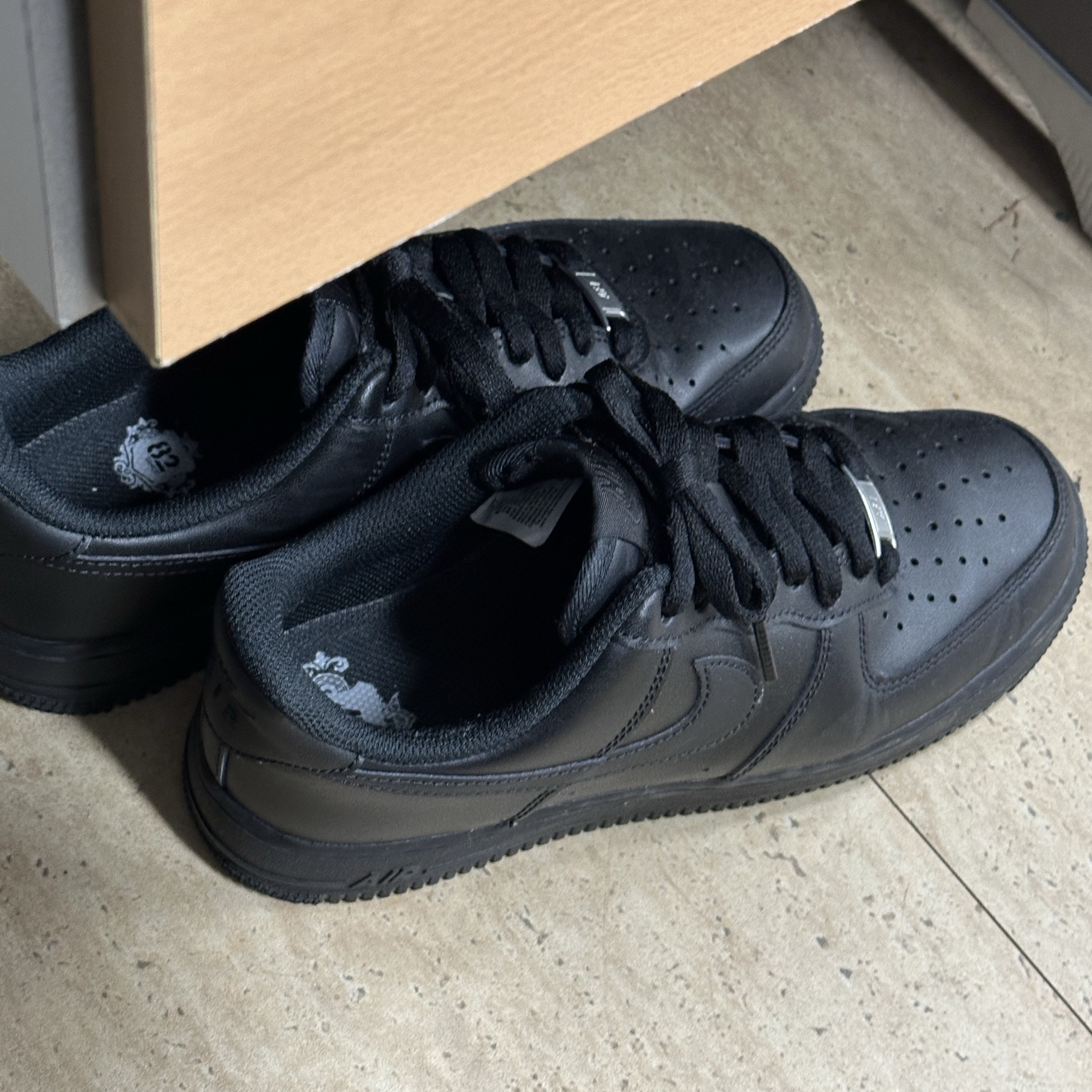 Nike Air Force 1 '07 Low Triple Black 착용 스타일