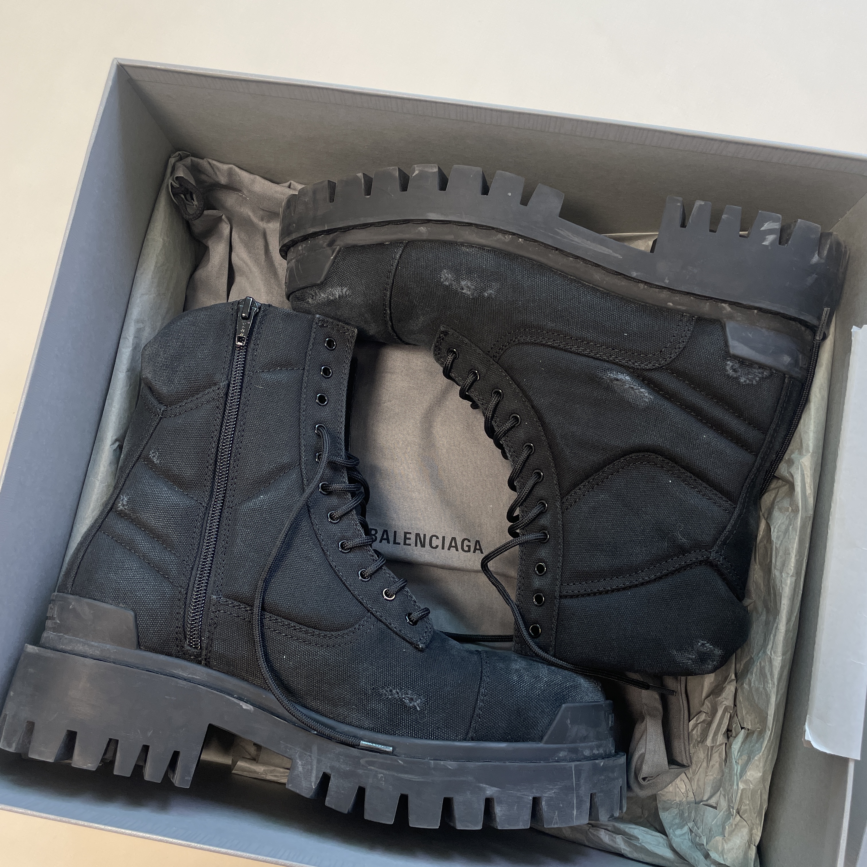 Balenciaga Combat Strike 20mm Boots Black 착용 스타일 - 3