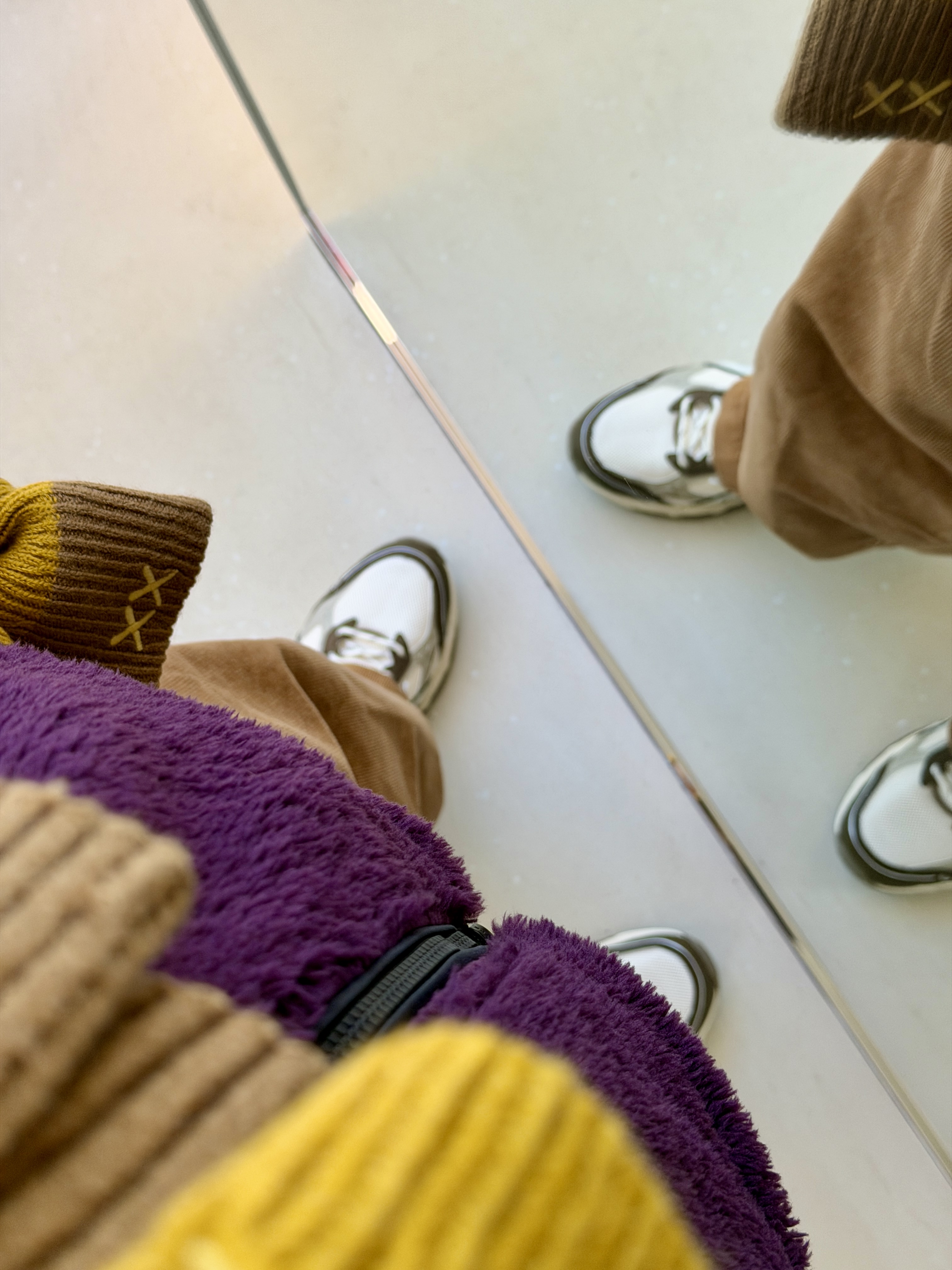 Asics Gel-Nunobiki Cream Brown Storm, Uniqlo x Kaws Heattech Knit Gloves Yellow 착용 스타일 - 1