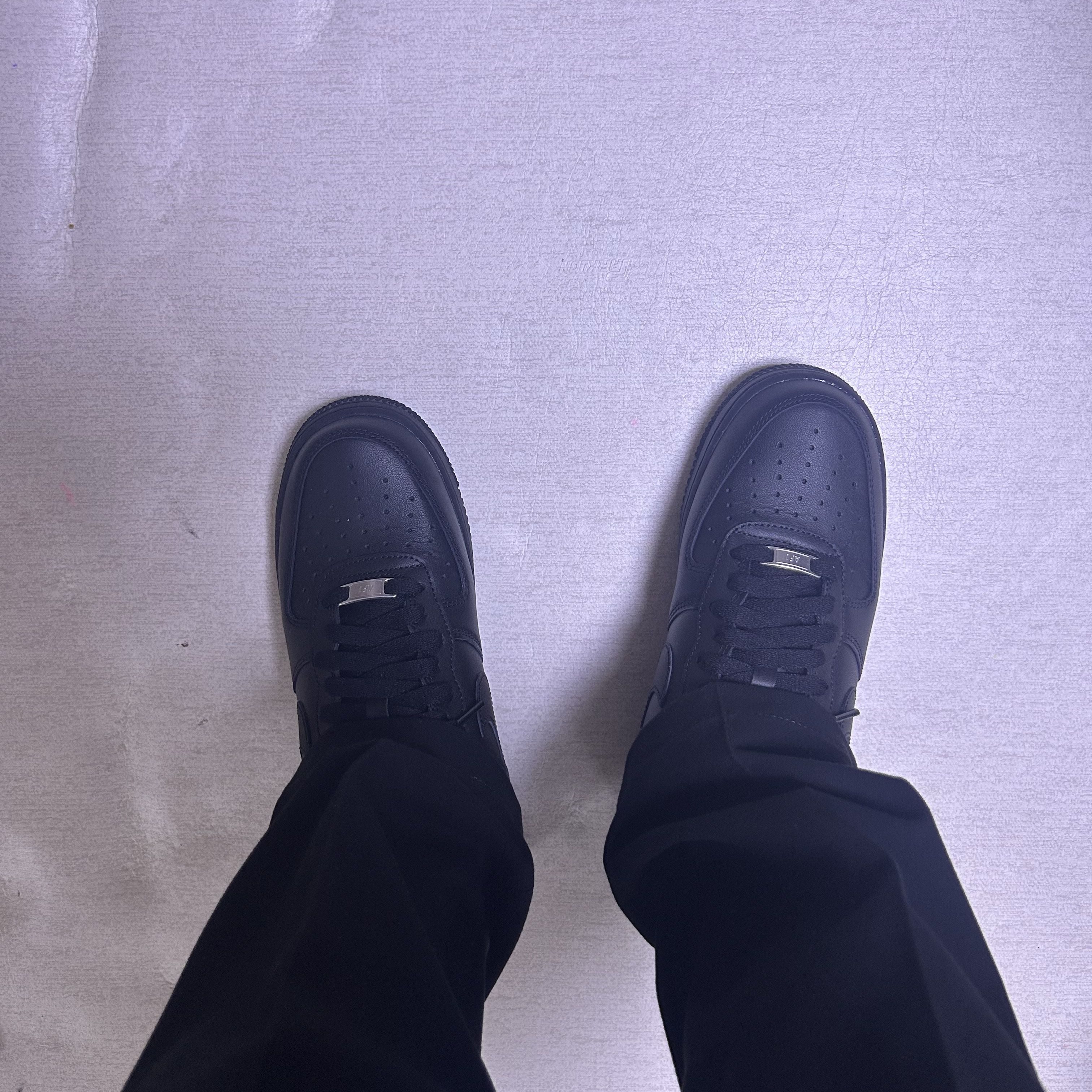 Nike Air Force 1 '07 Low Triple Black 착용 스타일